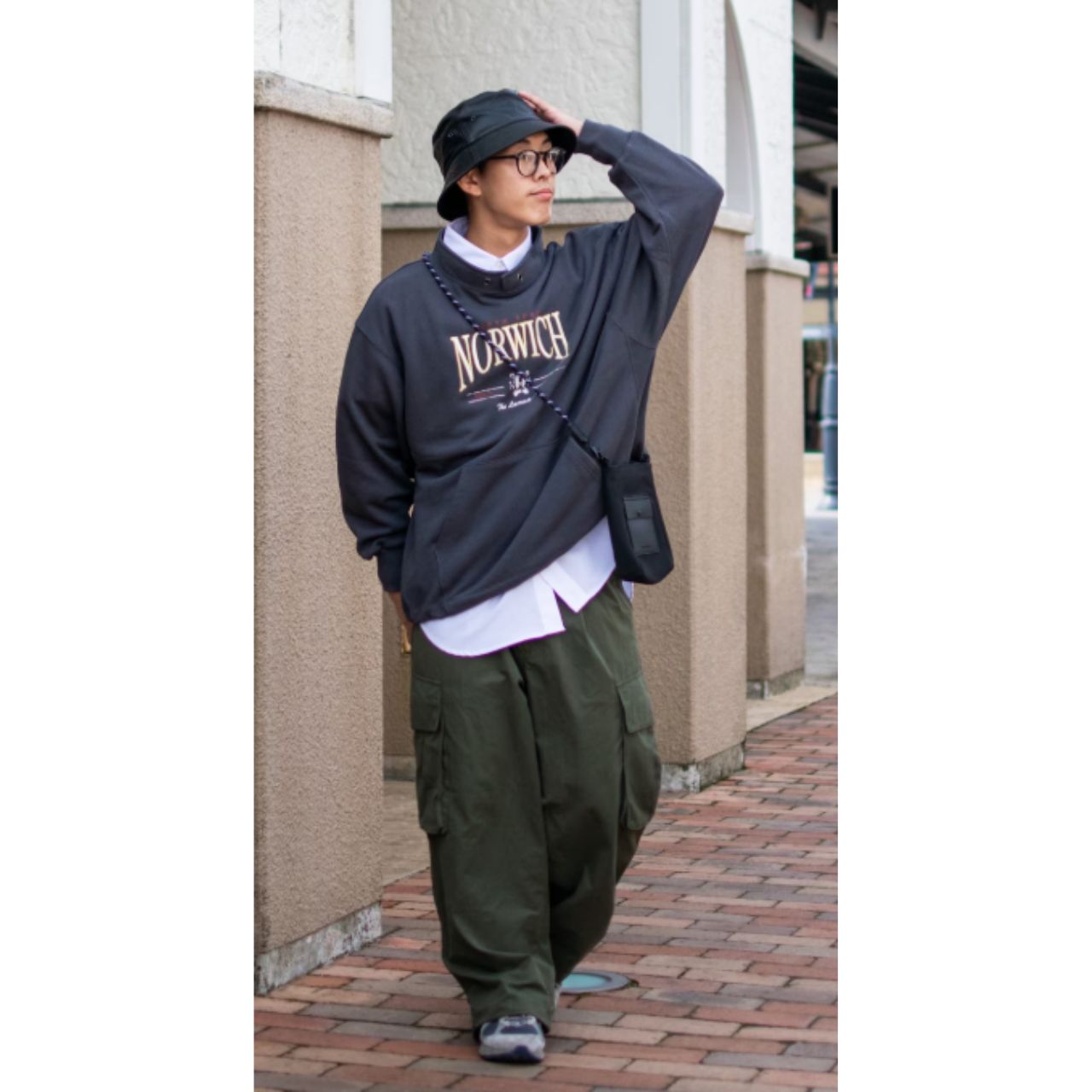 メンズの白Tシャツの重ね着のダサくないおしゃれなコーディネート例