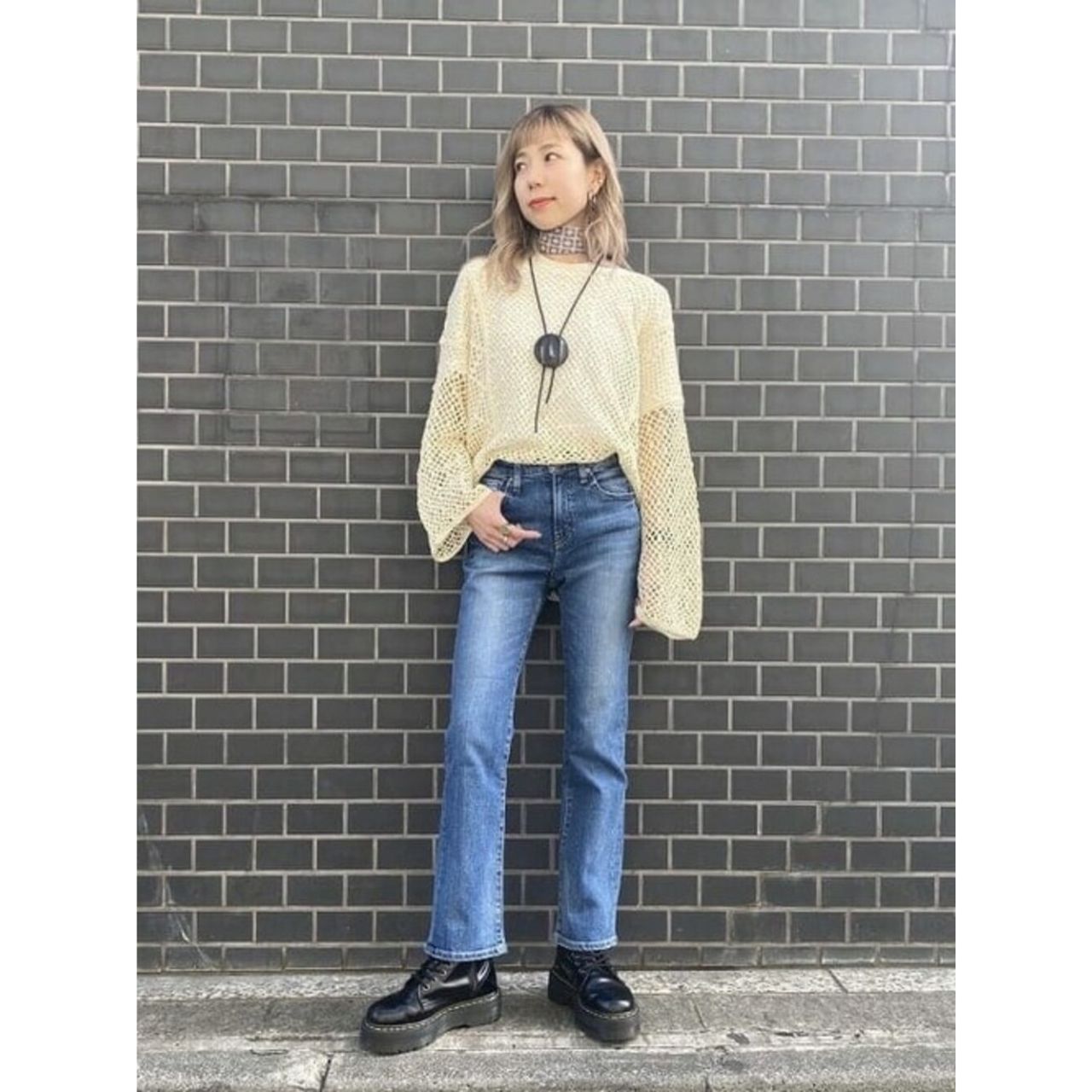 レディースのレザーネックレスのダサくないおしゃれなコーディネート例
