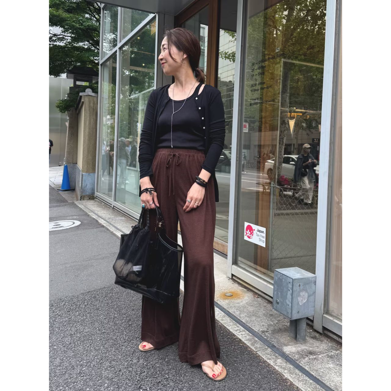 レディースのロングネックレスのダサくないおしゃれなコーディネート例
