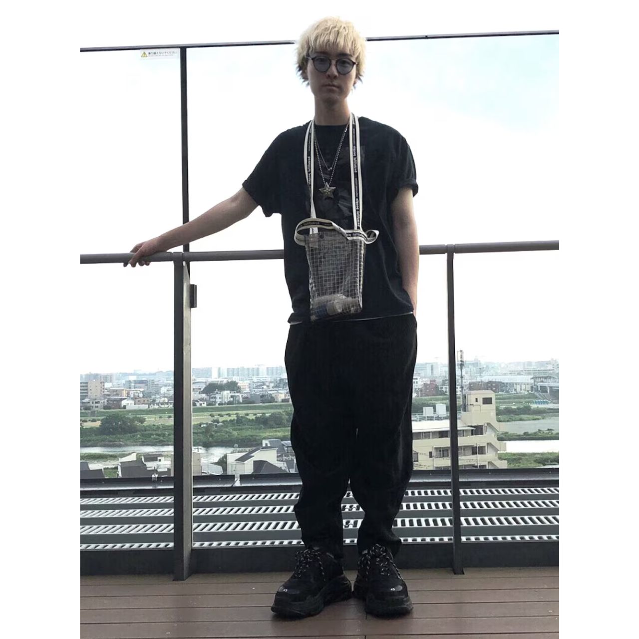 メンズのマットフレームのサングラスのダサくないおしゃれなコーディネート例
