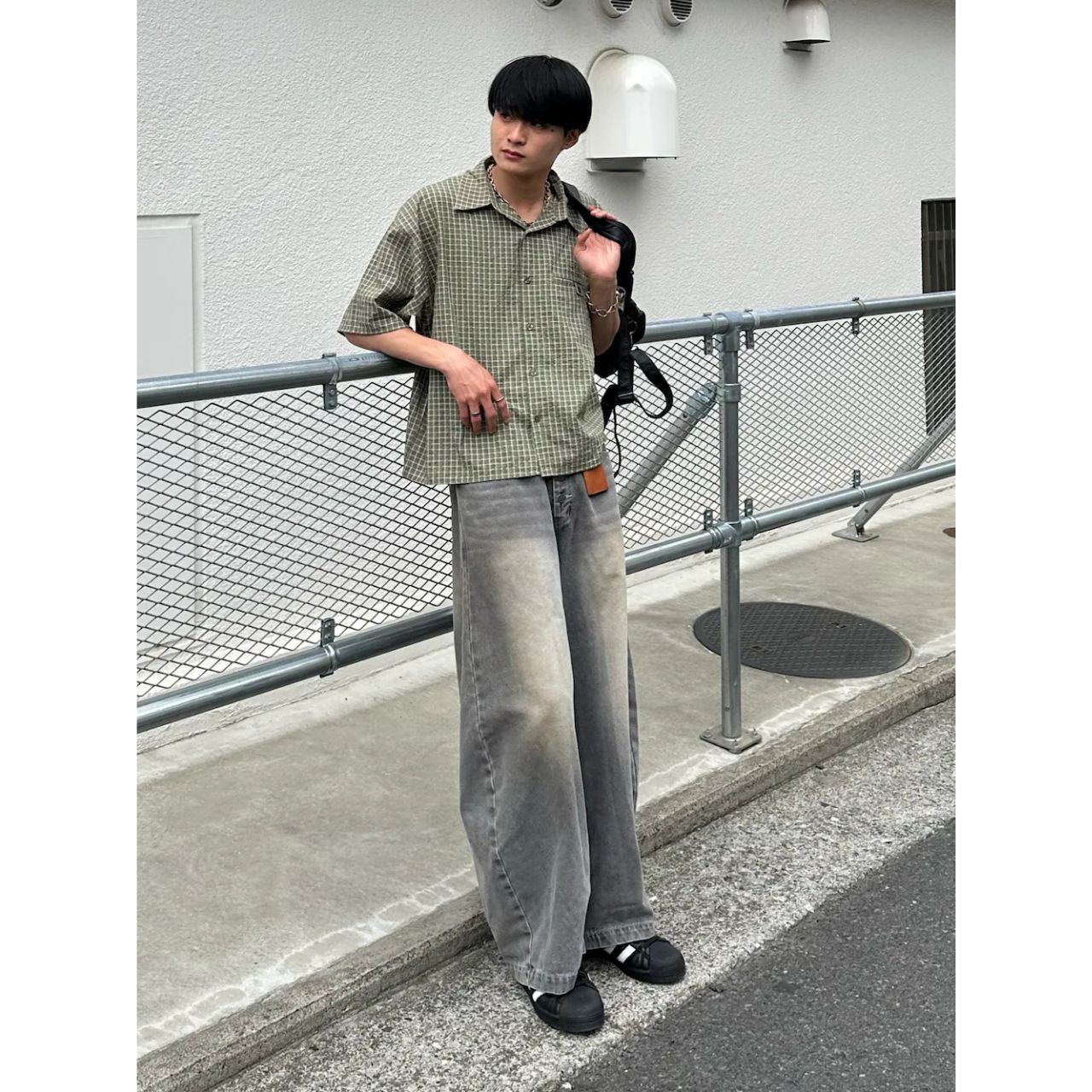 メンズのギンガムチェックシャツのダサくないおしゃれなコーディネート例
