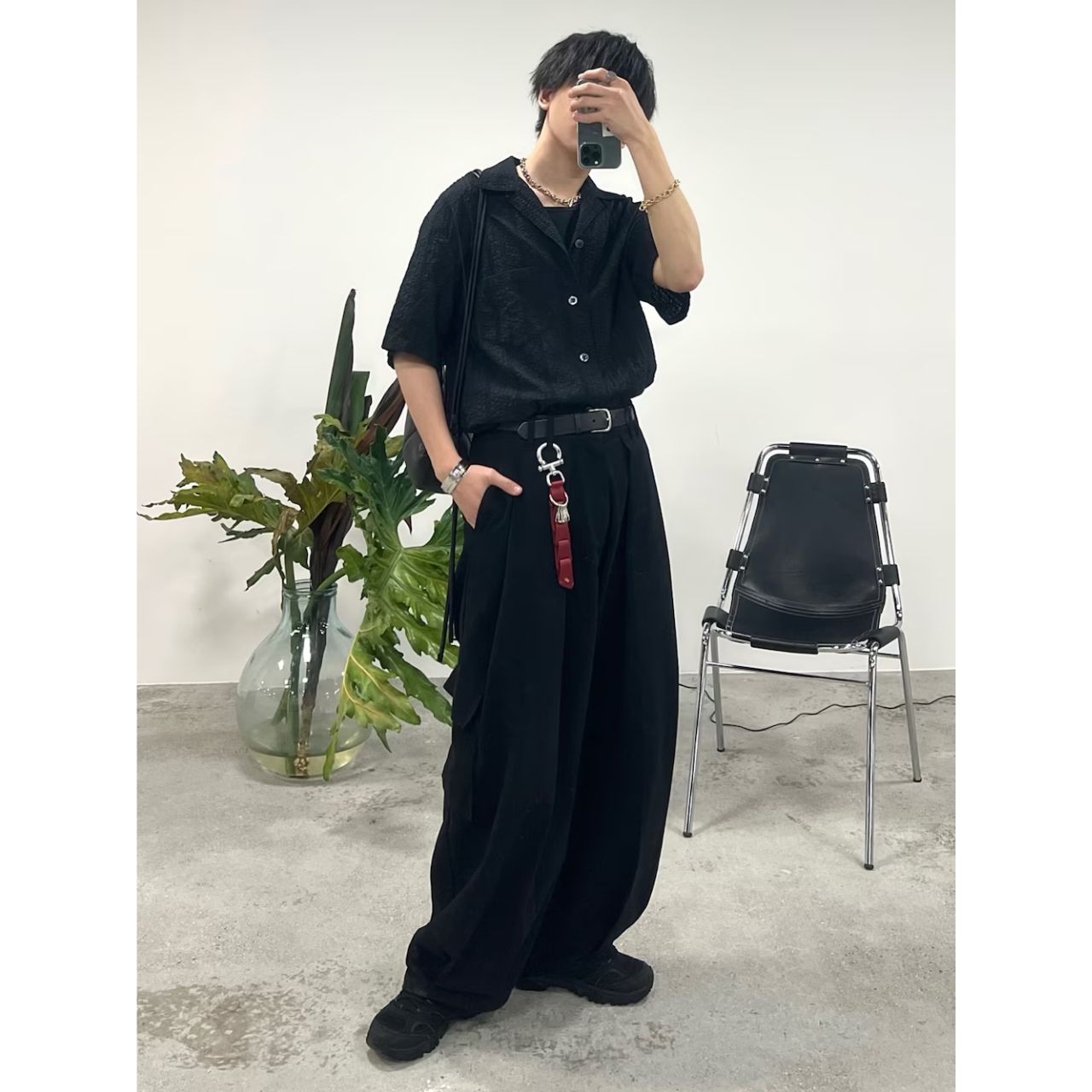 メンズのゴールドアクセサリーのダサくないおしゃれなコーディネート例
