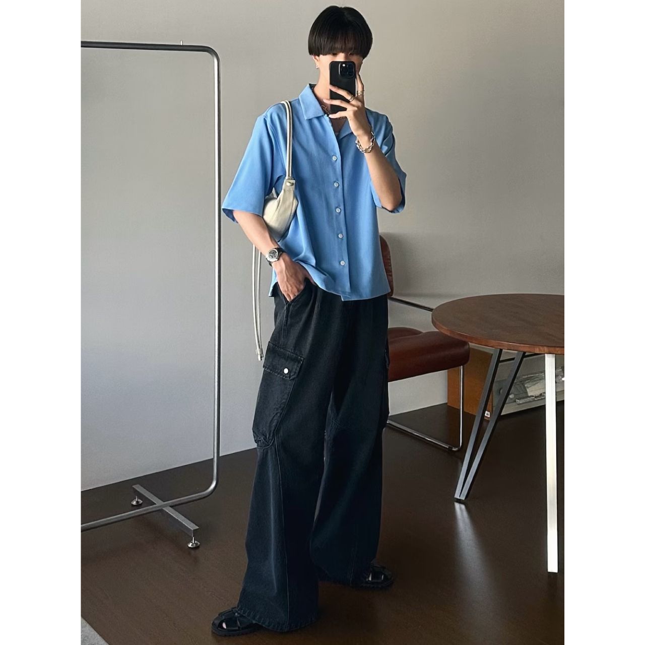 メンズのメンズのミニバッグのダサくないおしゃれなコーディネート例
