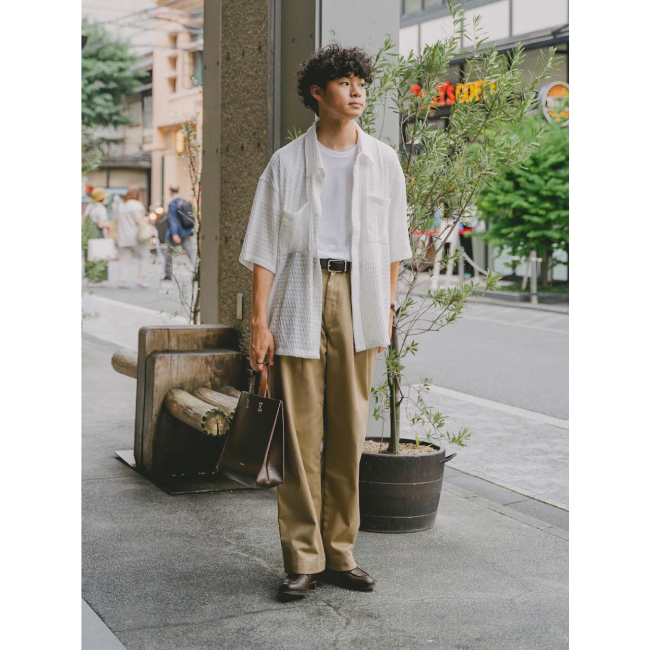 メンズのミニトートバッグのダサくないおしゃれなコーディネート例