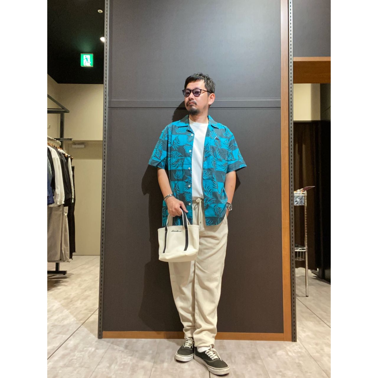 メンズのミニトートバッグのダサくないおしゃれなコーディネート例