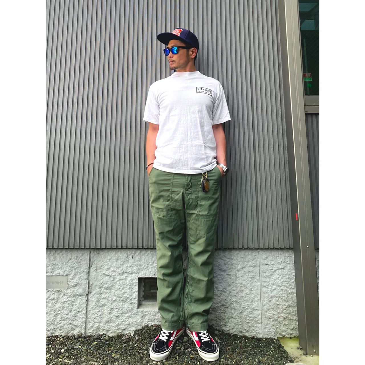 メンズのミラーレンズのサングラスのダサくないおしゃれなコーディネート例