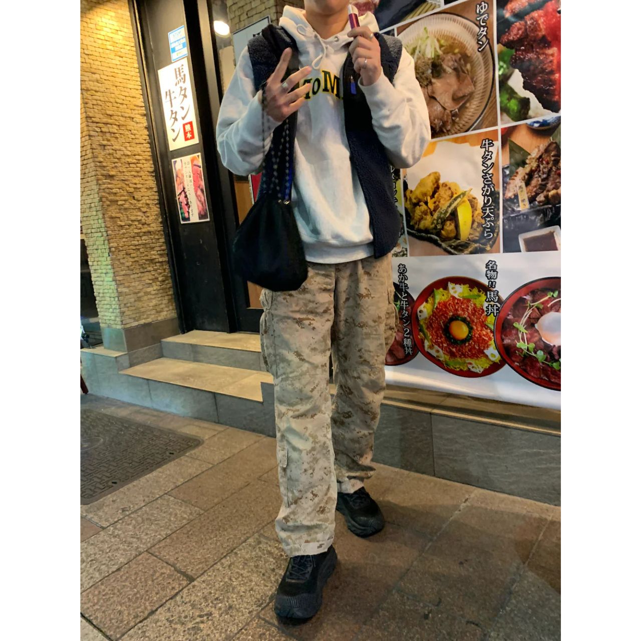 メンズのMoMAのパーカーのダサくないおしゃれなコーディネート例