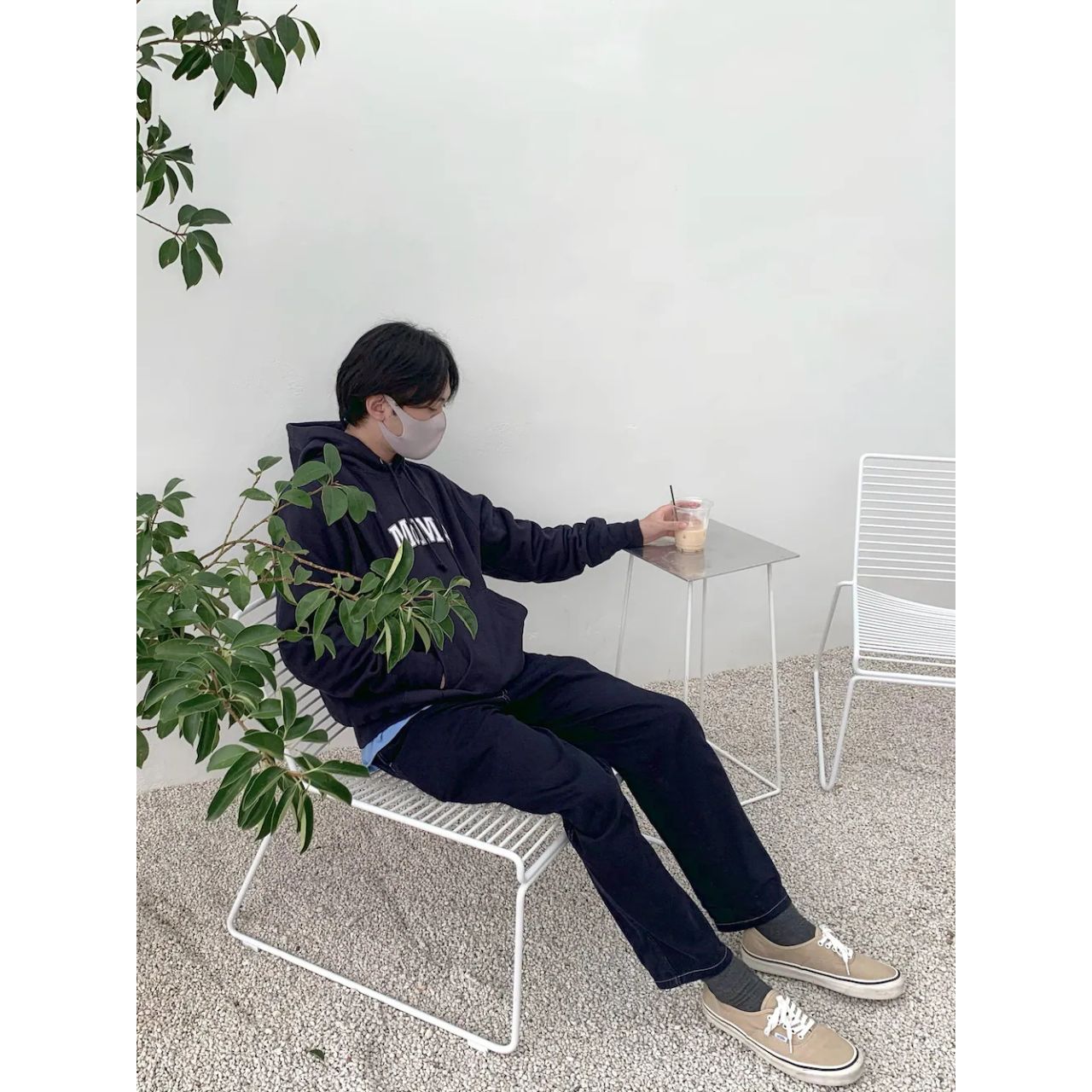メンズのMoMAのパーカーのダサくないおしゃれなコーディネート例