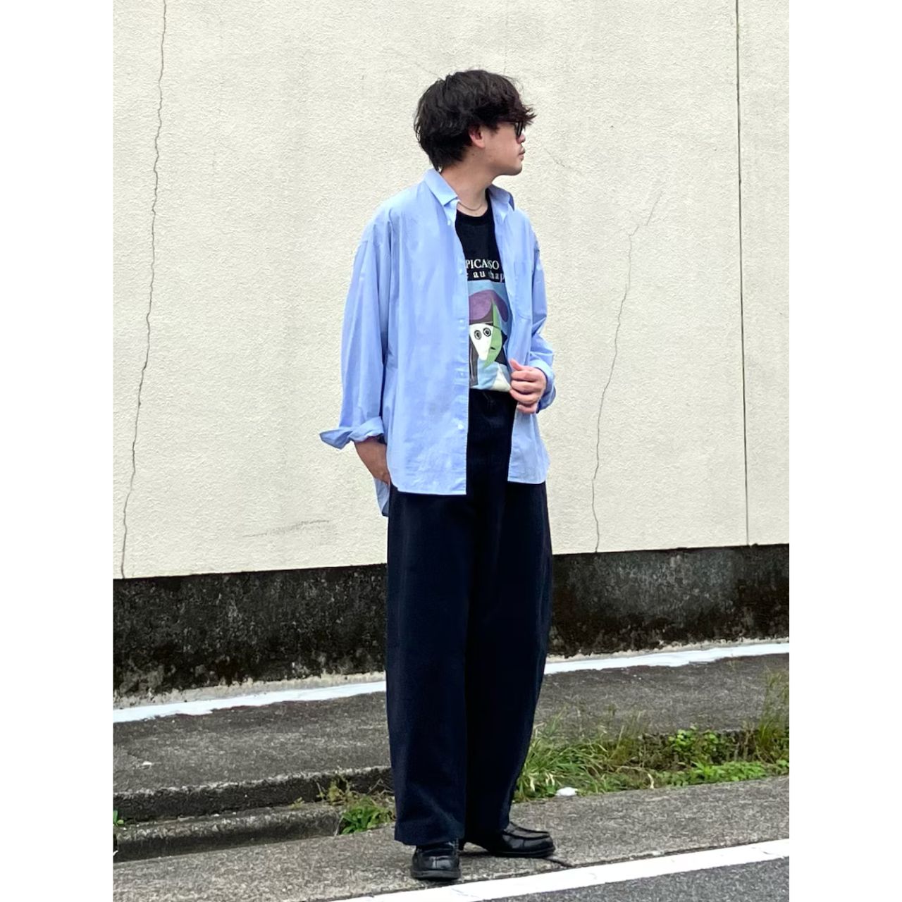 メンズのネイビーのチノパンのダサくないおしゃれなコーディネート例