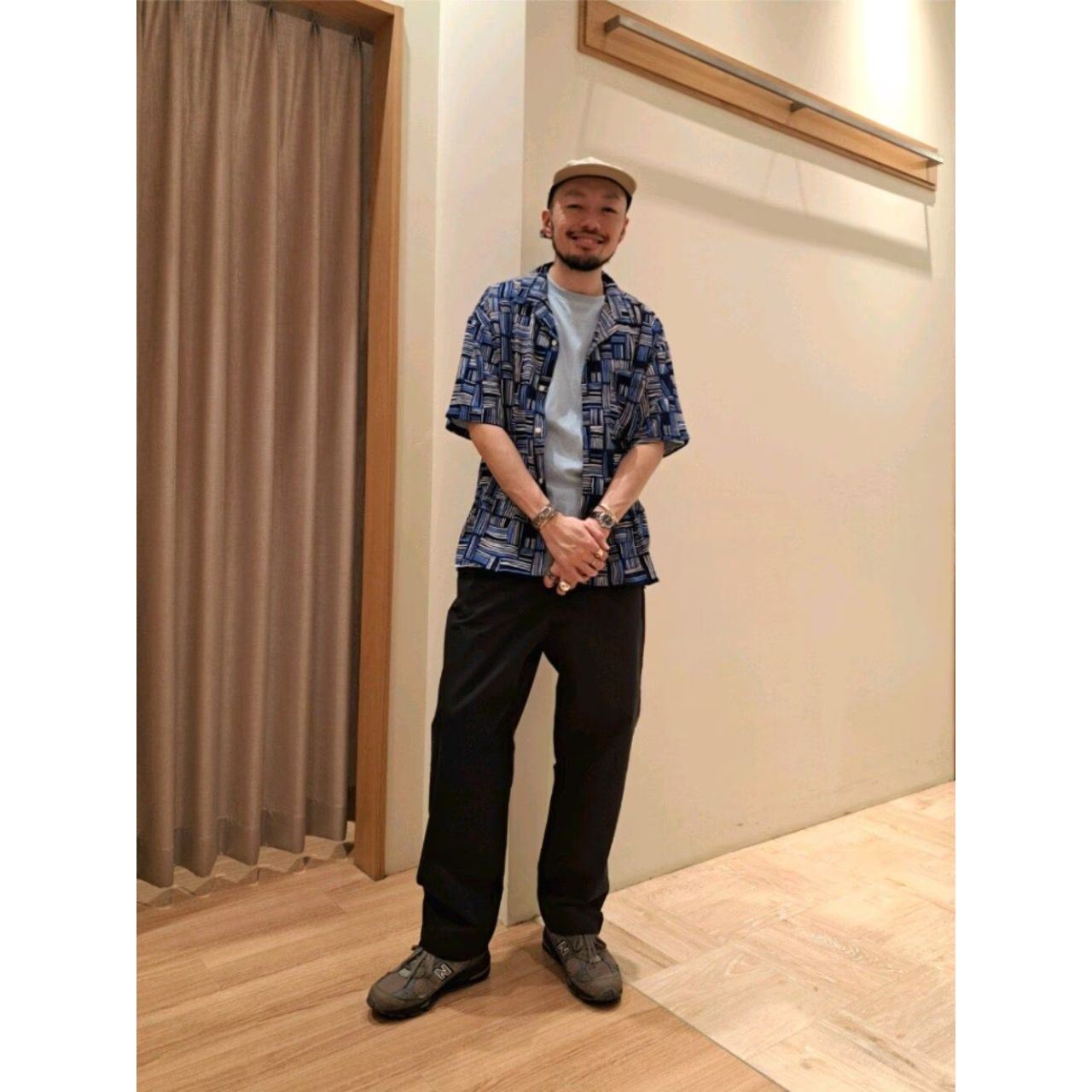 メンズのネイビーのチノパンのダサくないおしゃれなコーディネート例
