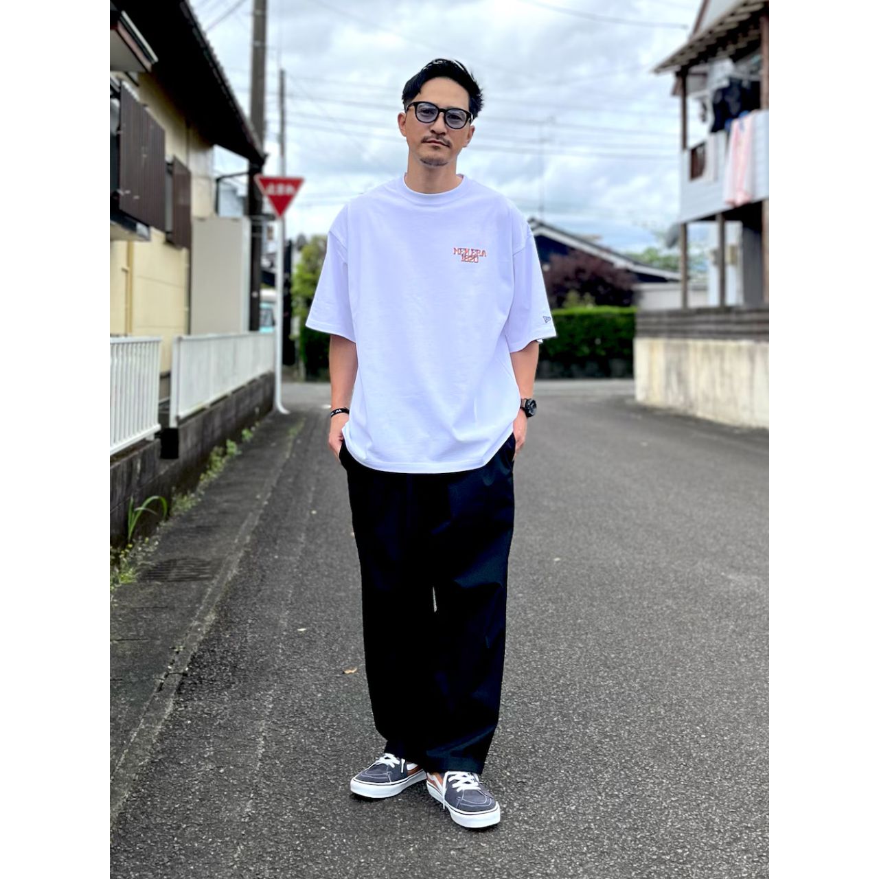 メンズのニューエラのサングラスのダサくないおしゃれなコーディネート例
