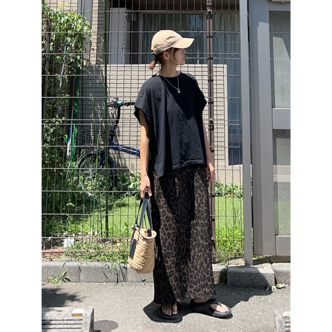 レディースのニューエラのワークキャップのダサくないおしゃれなコーディネート例
