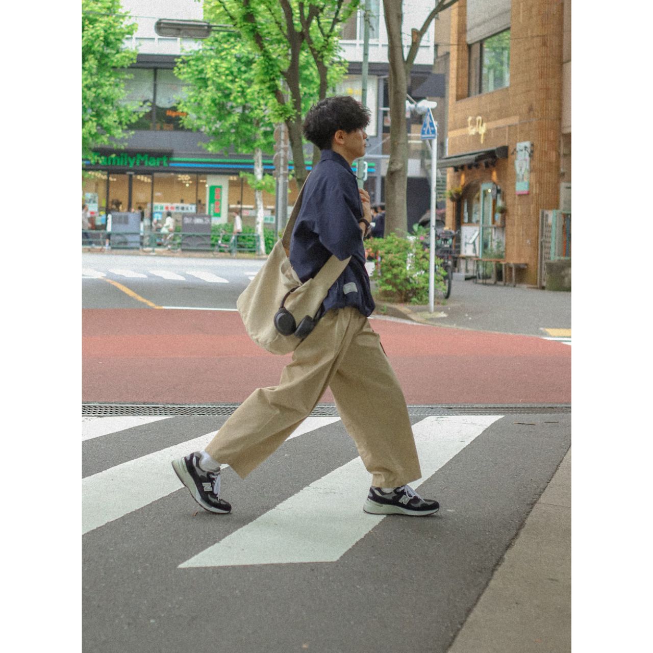 メンズのニュースペーパーバッグのダサくないおしゃれなコーディネート例
