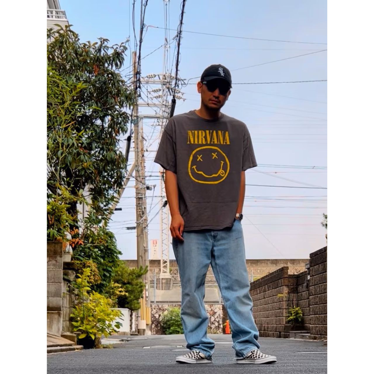 メンズのニルバーナのTシャツのダサくないおしゃれなコーディネート例

