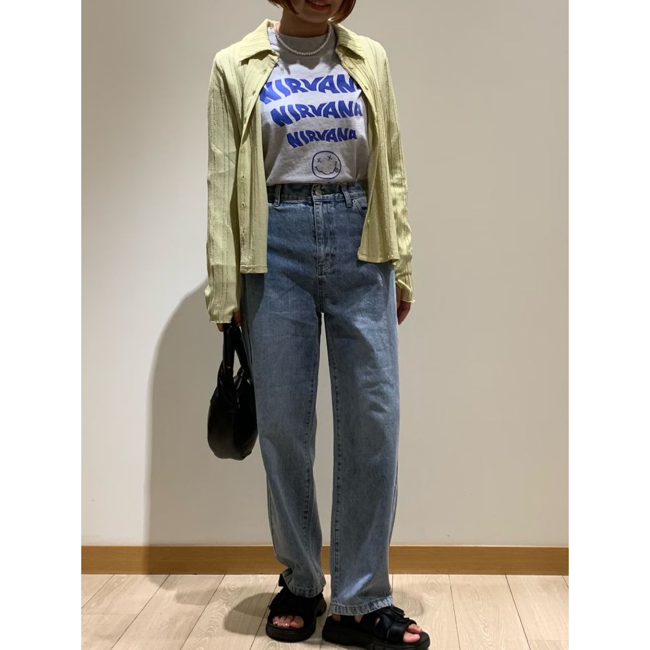 レディースのニルバーナのTシャツのダサくないおしゃれなコーディネート例
