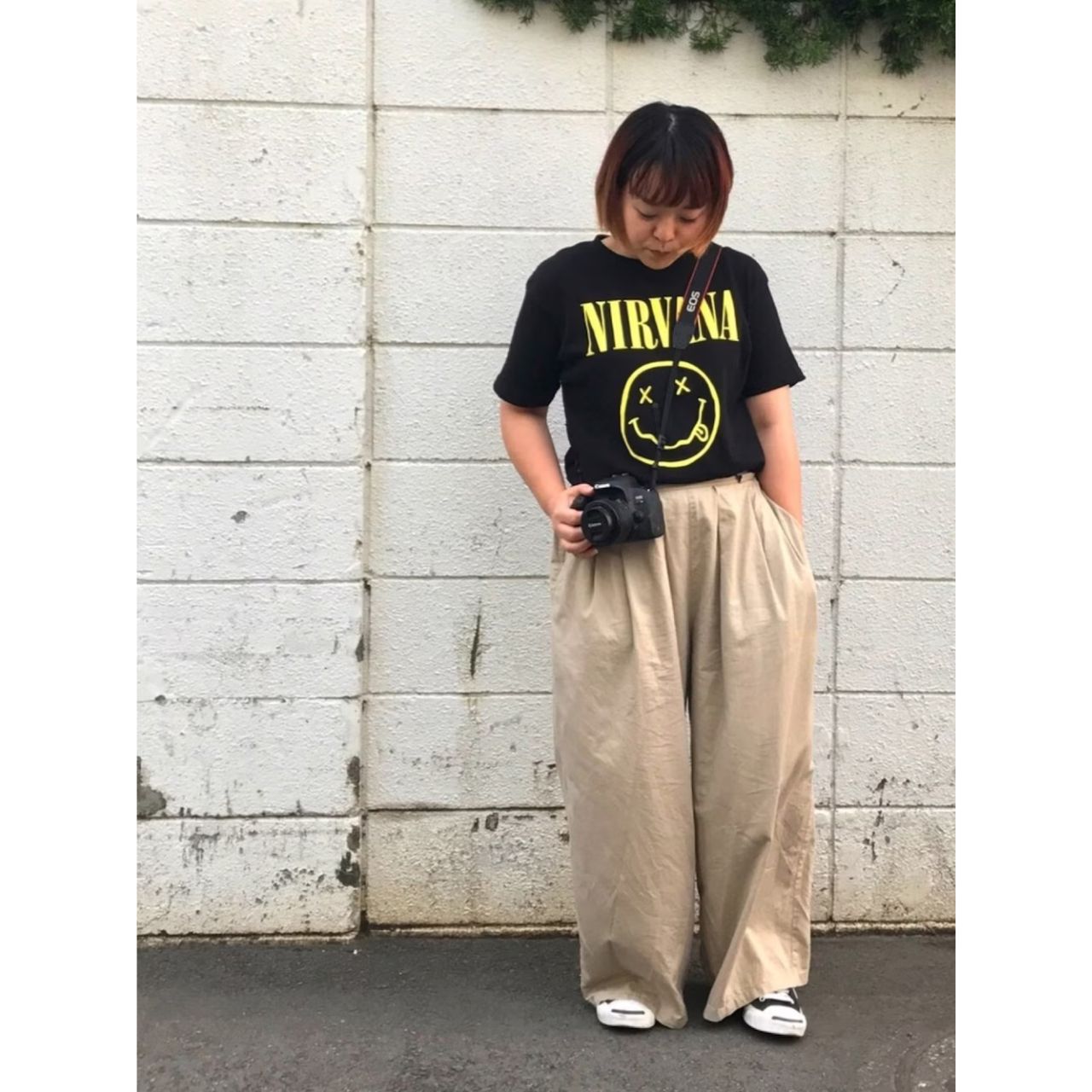 レディースのニルバーナのTシャツのダサくないおしゃれなコーディネート例
