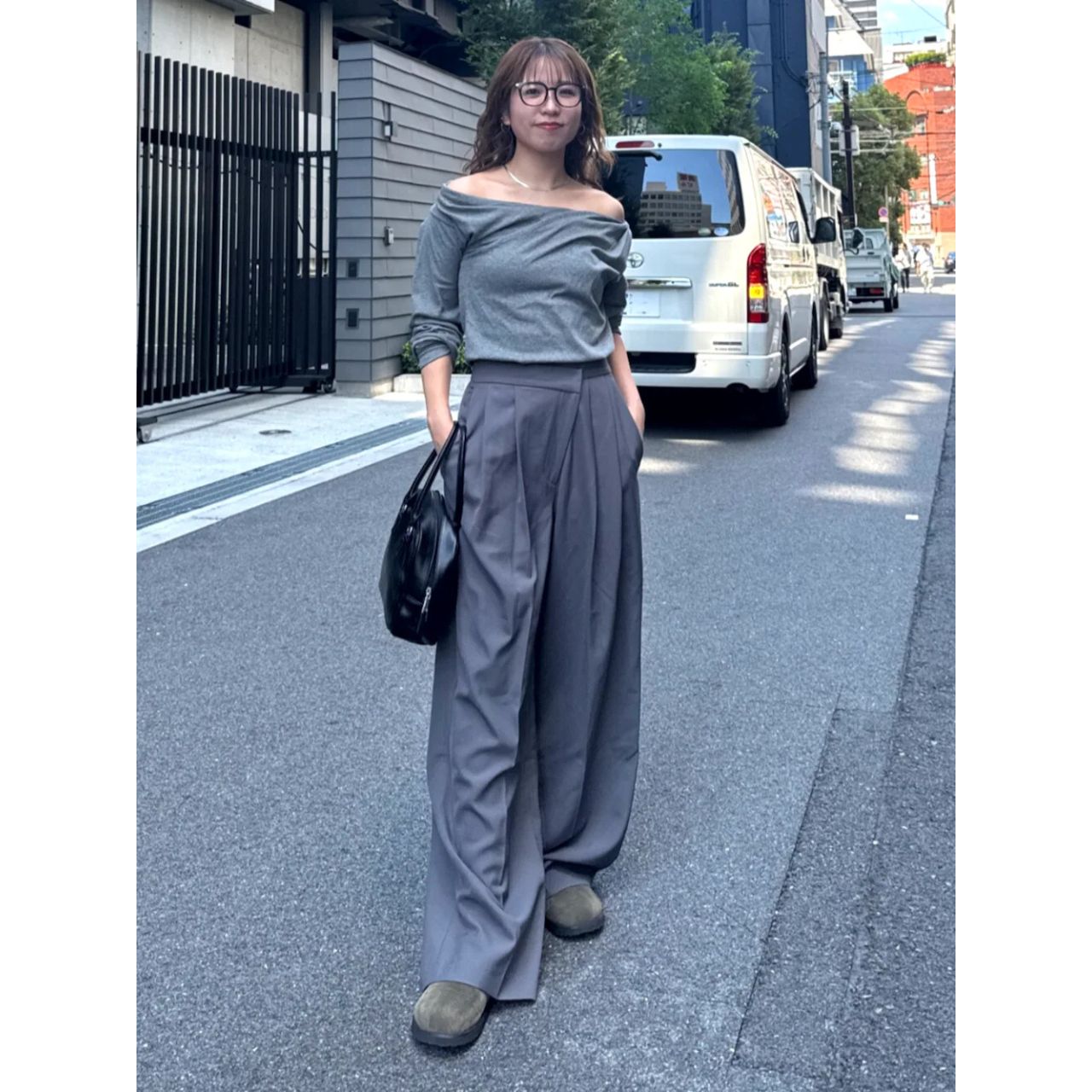 レディースのオフショルのダサくないおしゃれなコーディネート例
