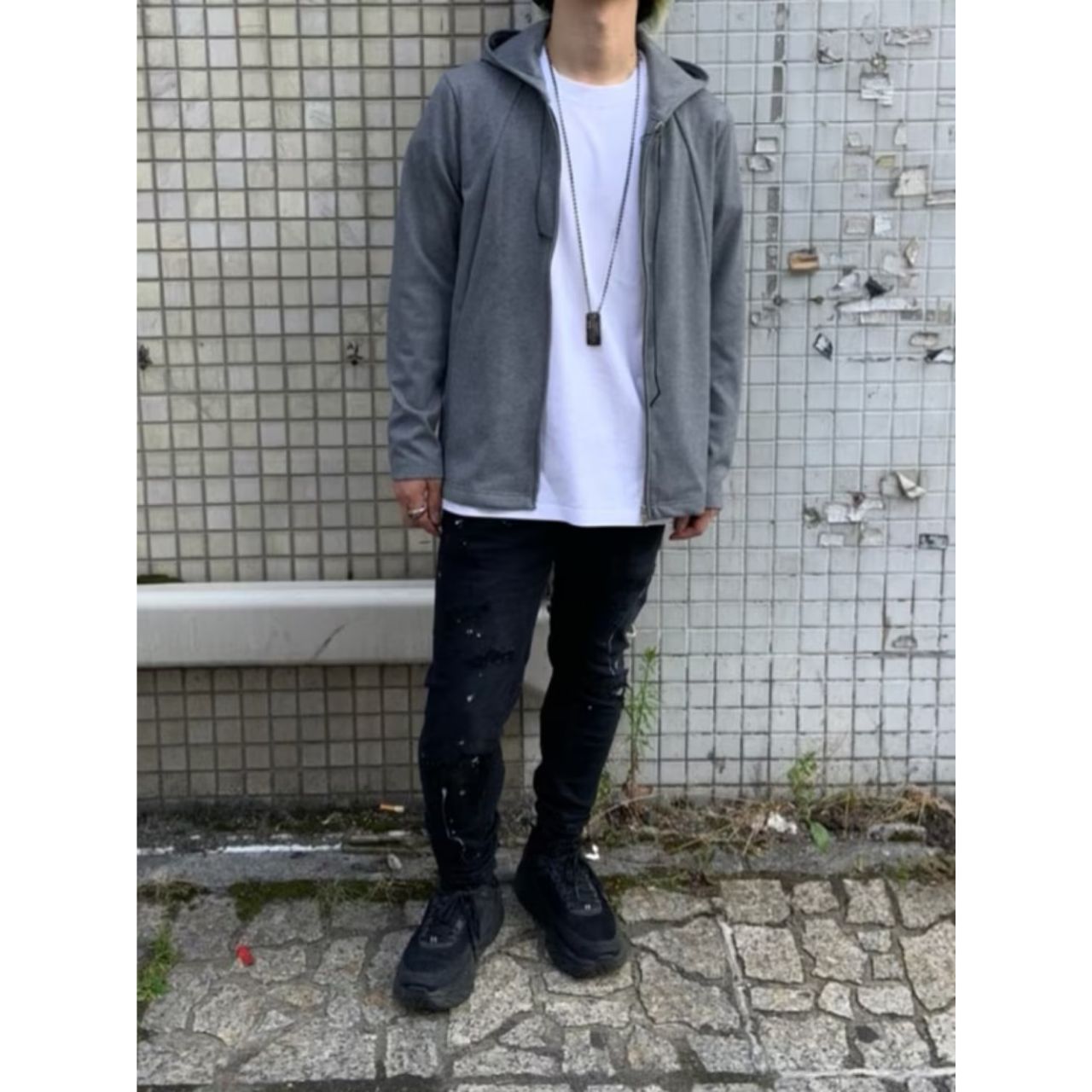 メンズのパーカーの前を開けてのダサくないおしゃれなコーディネート例
