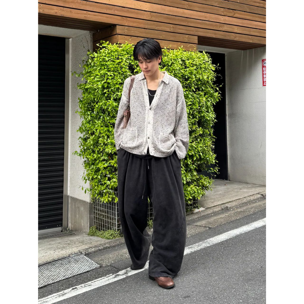 メンズの透かし編みカーディガンのダサくないおしゃれなコーディネート例