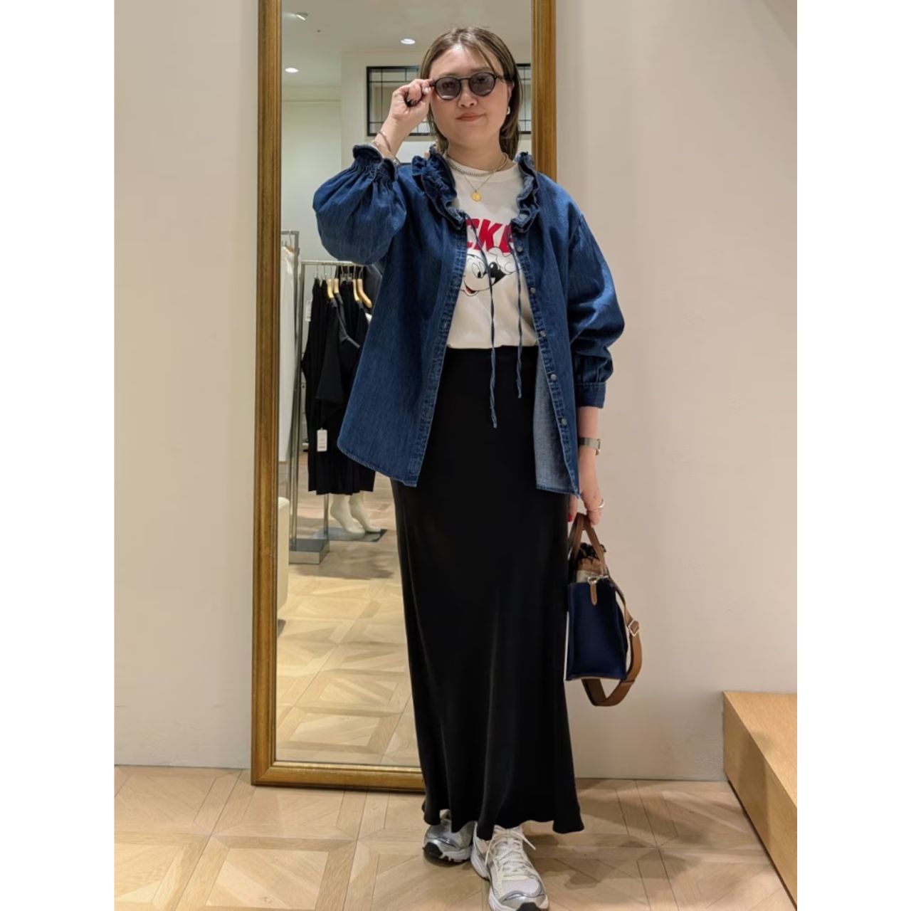 レディースの40代でプリントTシャツのダサくないおしゃれなコーディネート例
