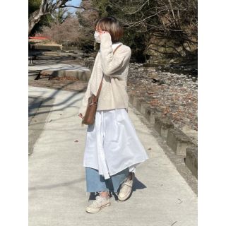 レディースのオーストリッチのバッグのおしゃれなコーディネート例