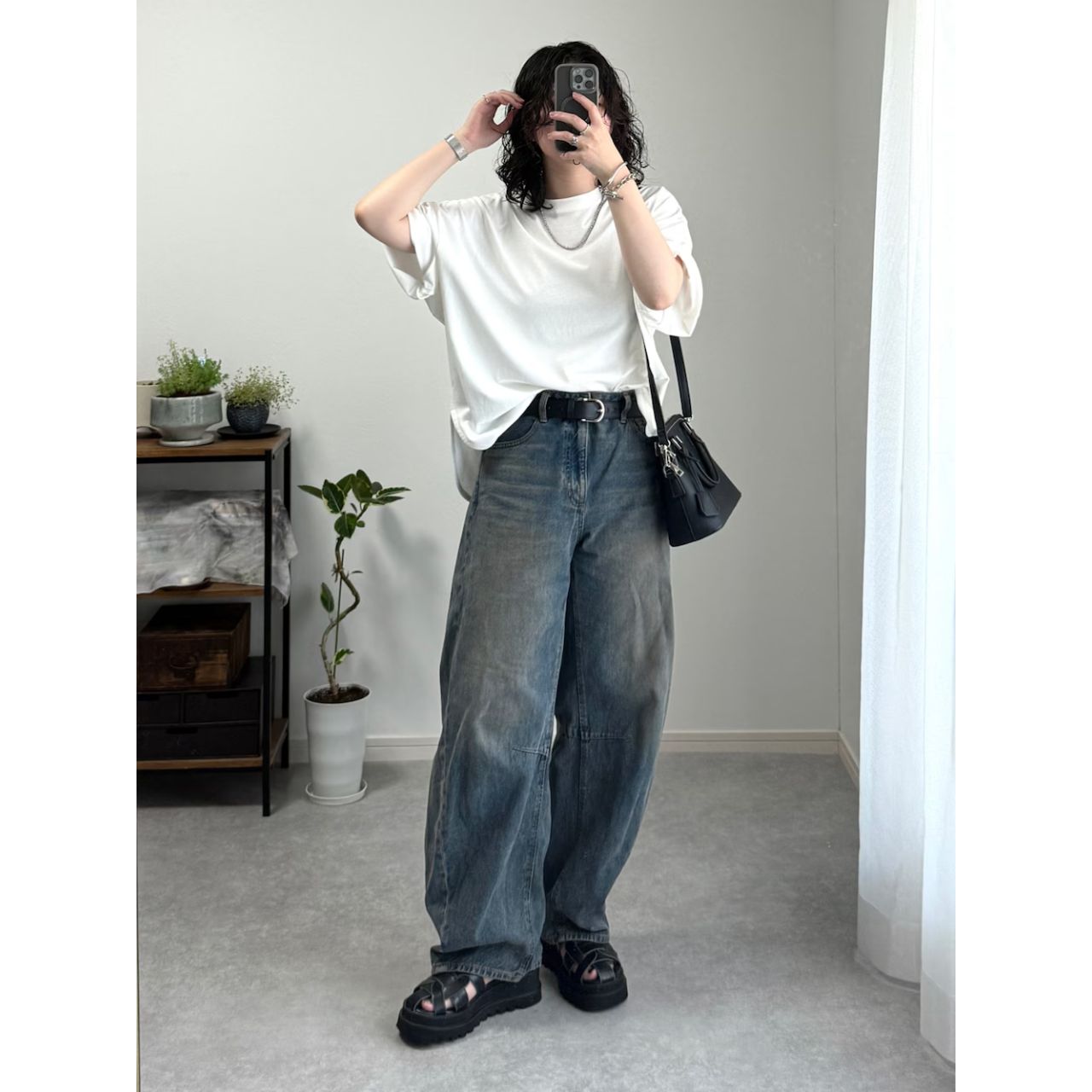 レディースのオーバーサイズTシャツのダサくないおしゃれなコーディネート例