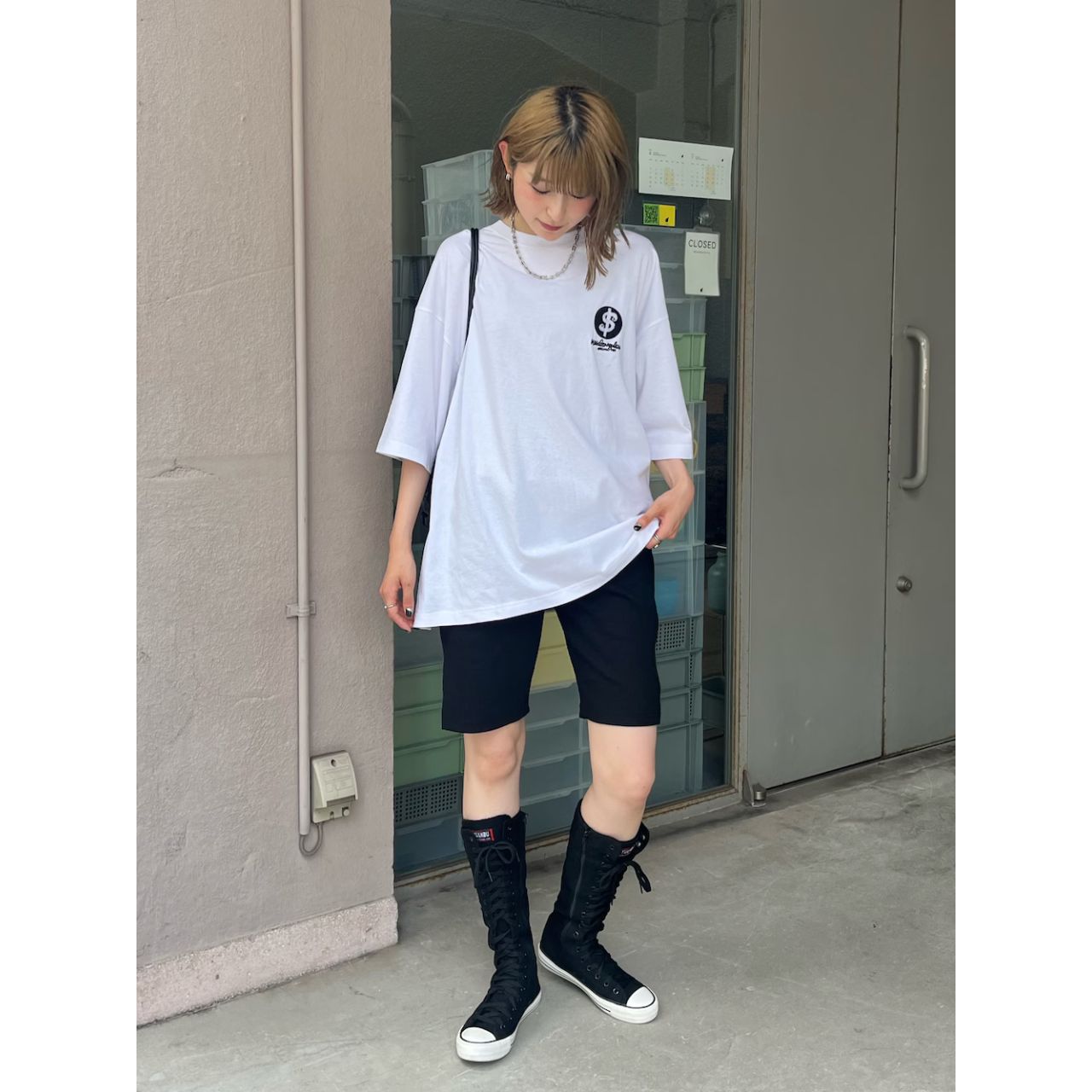 レディースのオーバーサイズTシャツのダサくないおしゃれなコーディネート例
