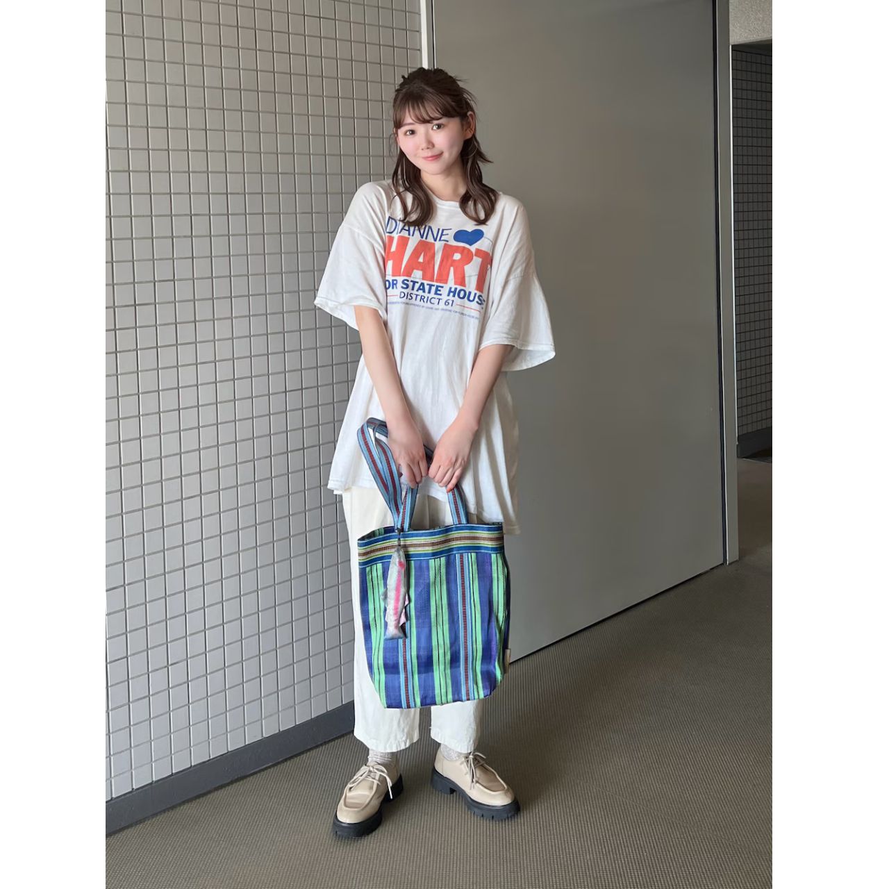 レディースのオーバーサイズTシャツのダサくないおしゃれなコーディネート例