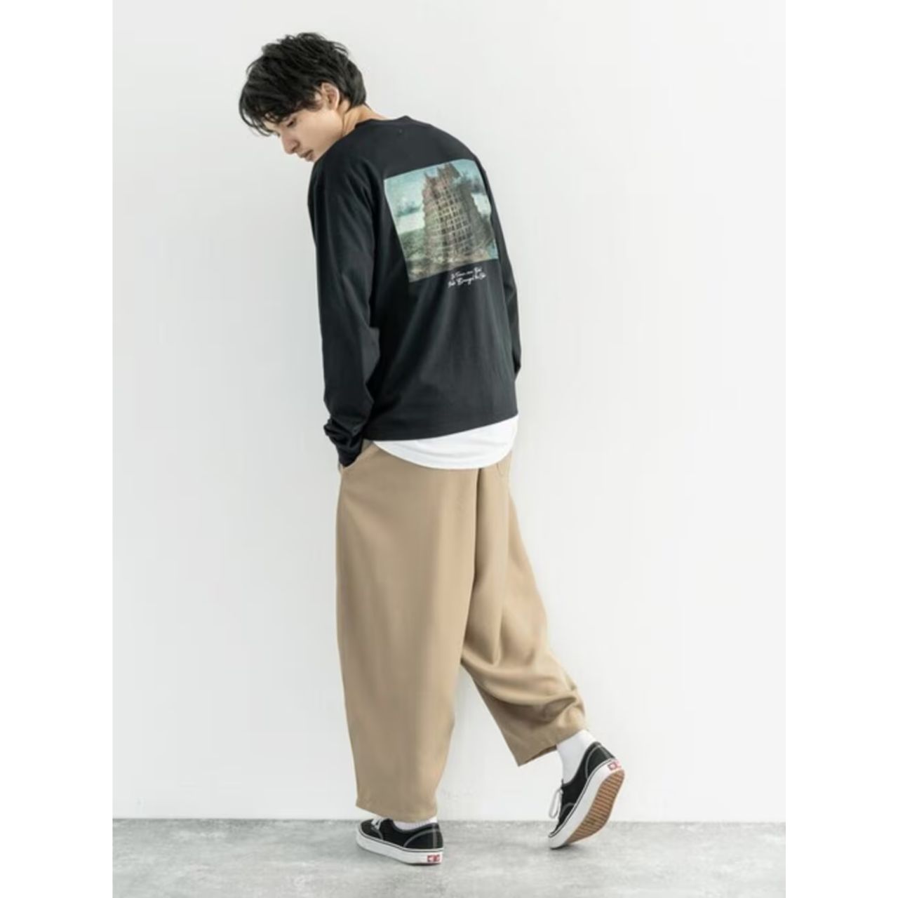 メンズの絵画Tシャツのダサくないおしゃれなコーディネート例