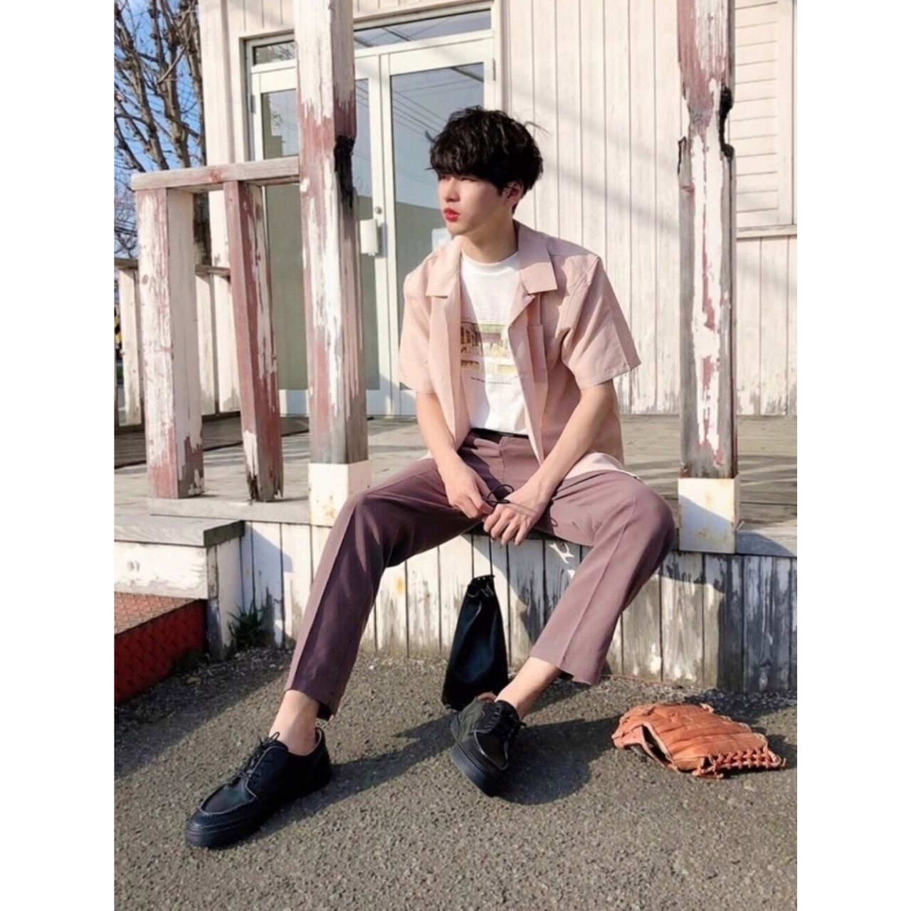 メンズの絵画Tシャツのダサくないおしゃれなコーディネート例