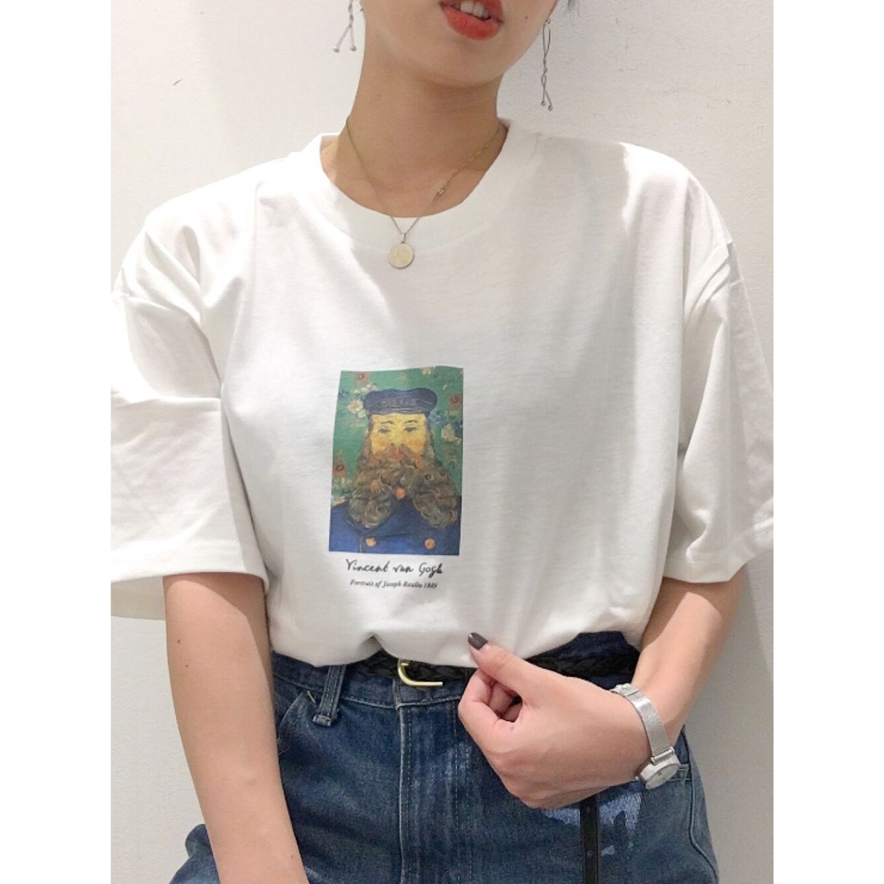 レディースの絵画Tシャツのダサくないおしゃれなコーディネート例