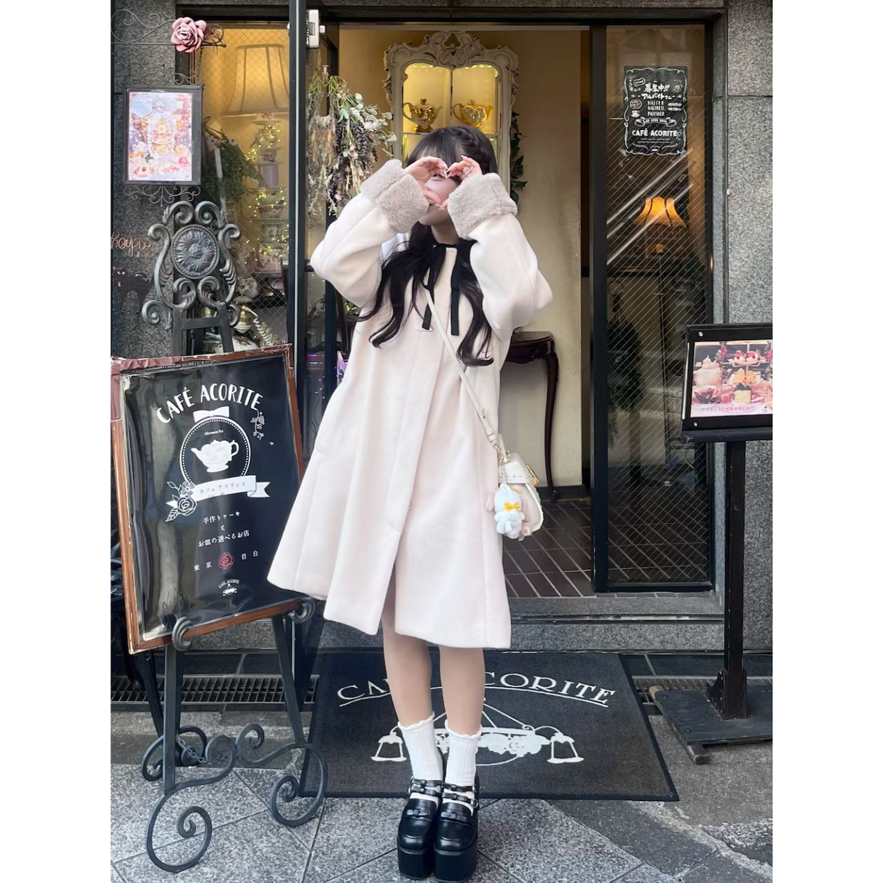 レディースのピンクのコートのダサくないおしゃれなコーディネート例