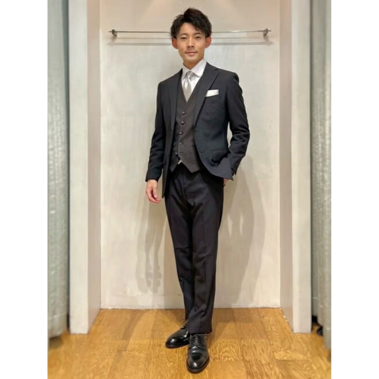 メンズのポリエステルスーツのおしゃれなコーディネート例