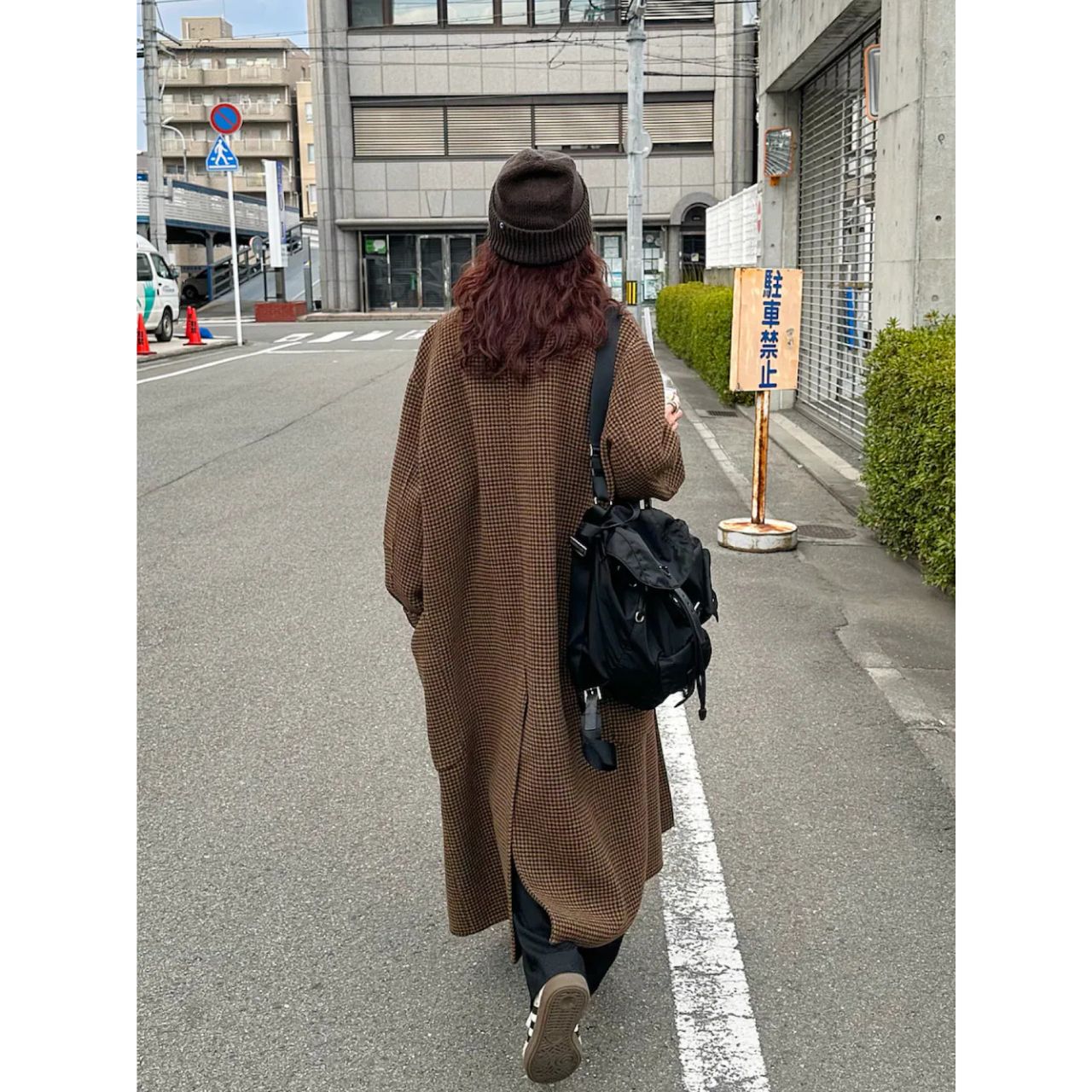 レディースのプラダのリュックのダサくないおしゃれなコーディネート例
