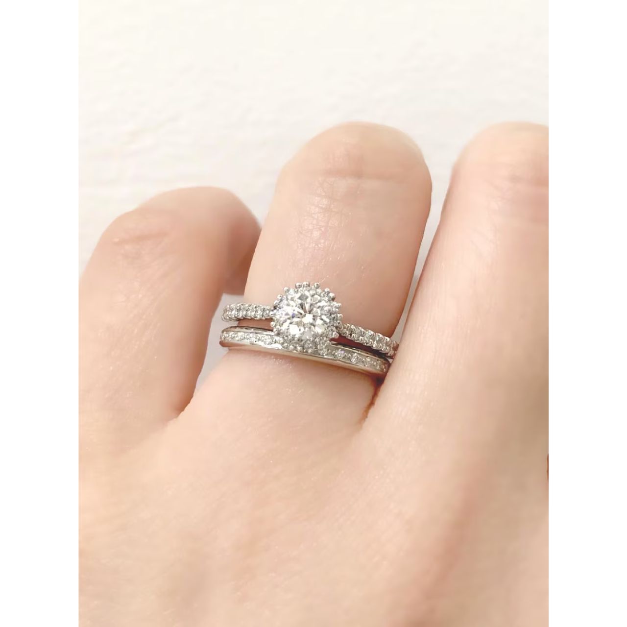 レディースの立て爪の婚約指輪のダサくないおしゃれなコーディネート例
