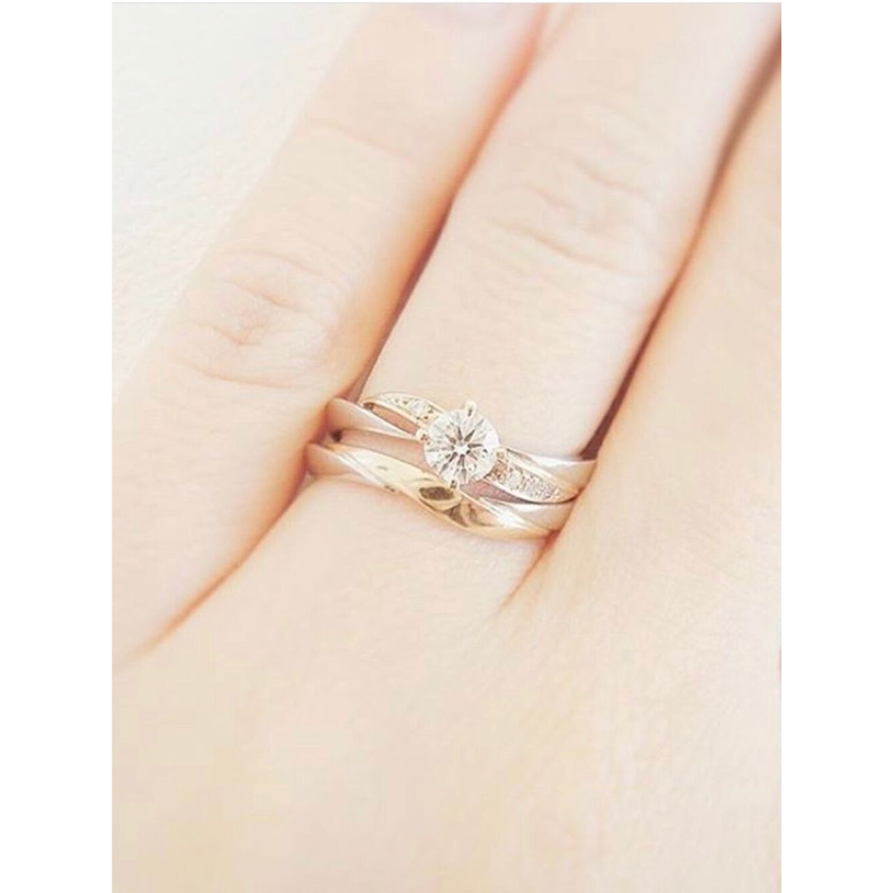レディースの立て爪の婚約指輪のダサくないおしゃれなコーディネート例
