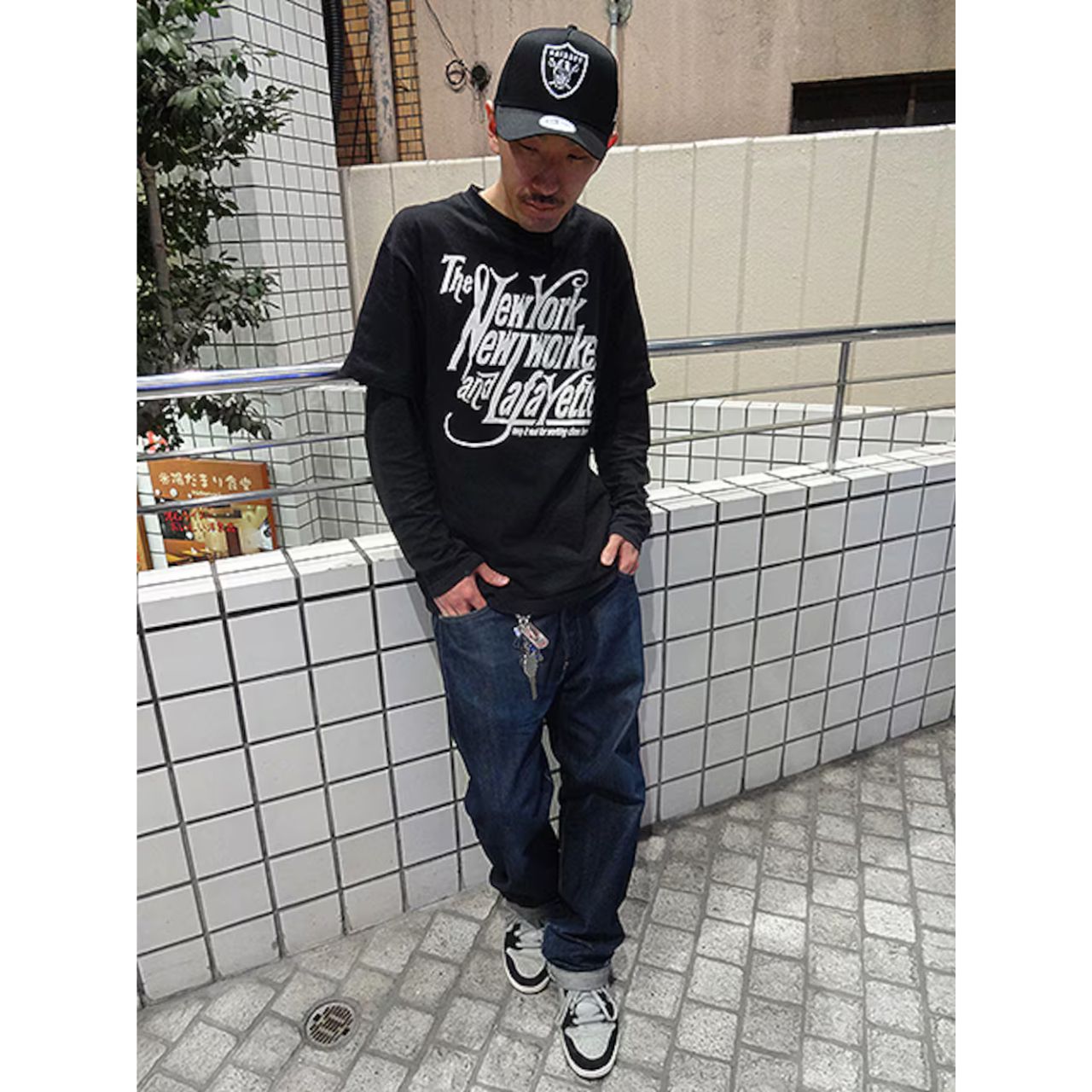 メンズのレイダースのキャップのダサくないおしゃれなコーディネート例
