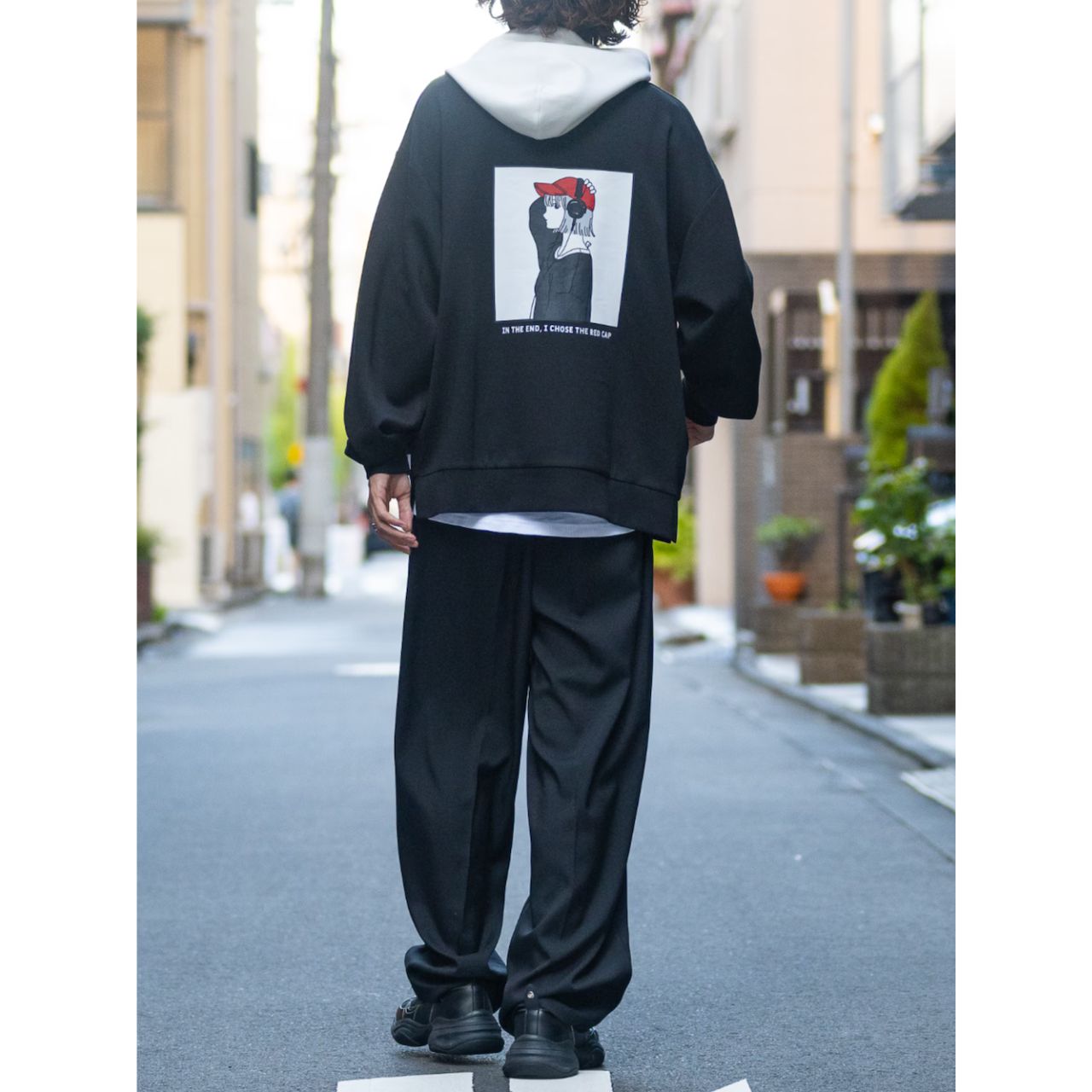 メンズのレッドキャップガールのダサくないおしゃれなコーディネート例
