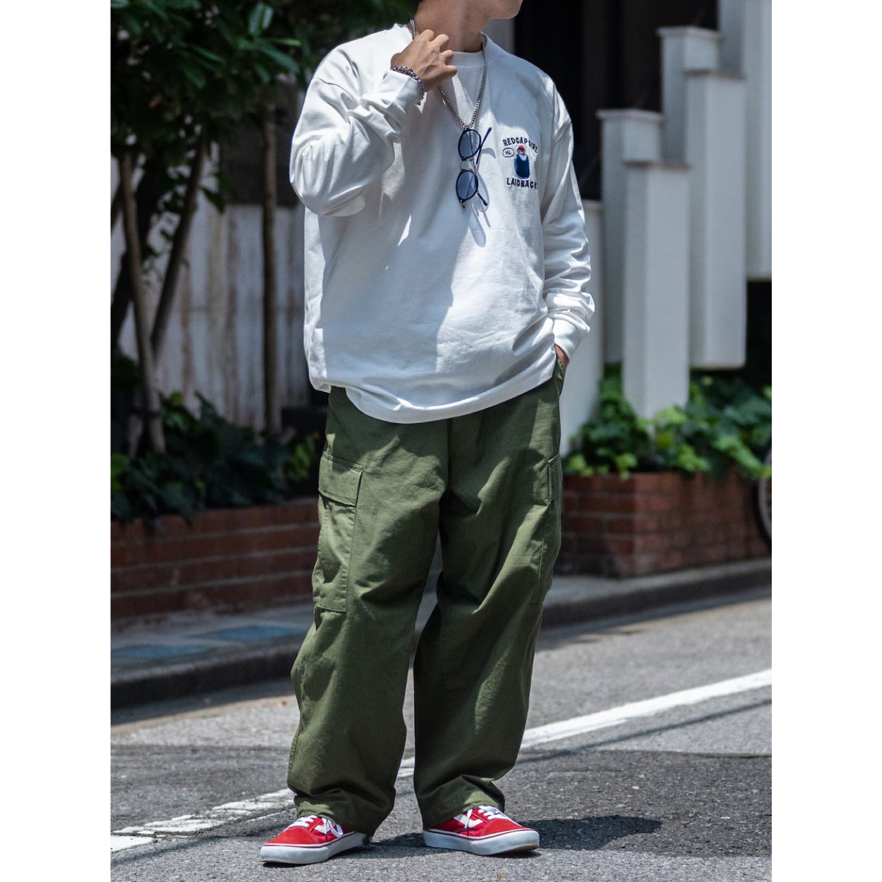 メンズのレッドキャップガールのダサくないおしゃれなコーディネート例
