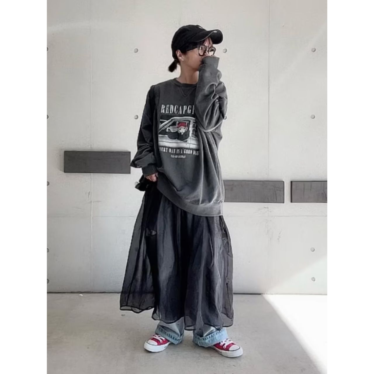 レディースのレッドキャップガールのダサくないおしゃれなコーディネート例
