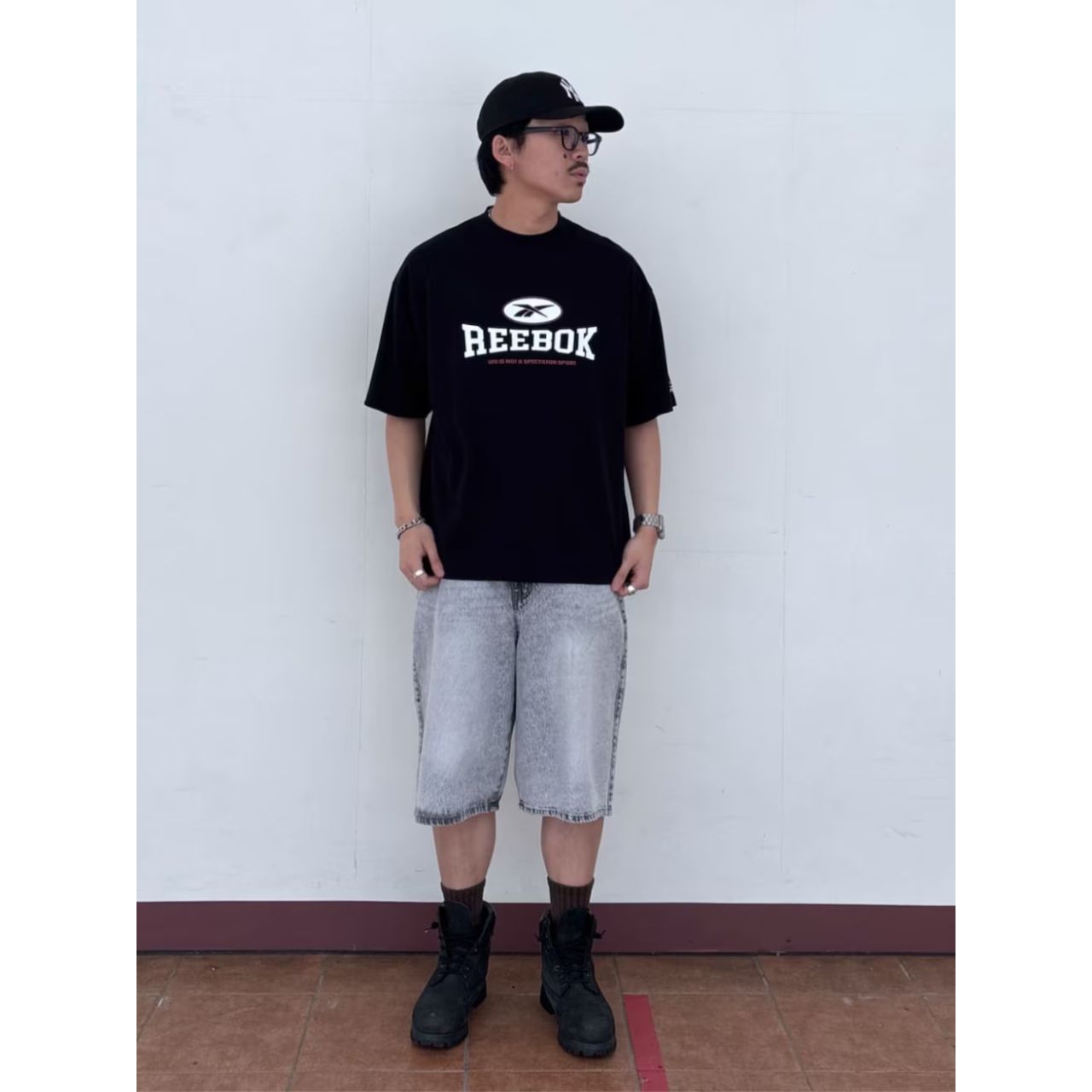 メンズのReebokのTシャツのダサくないおしゃれなコーディネート例
