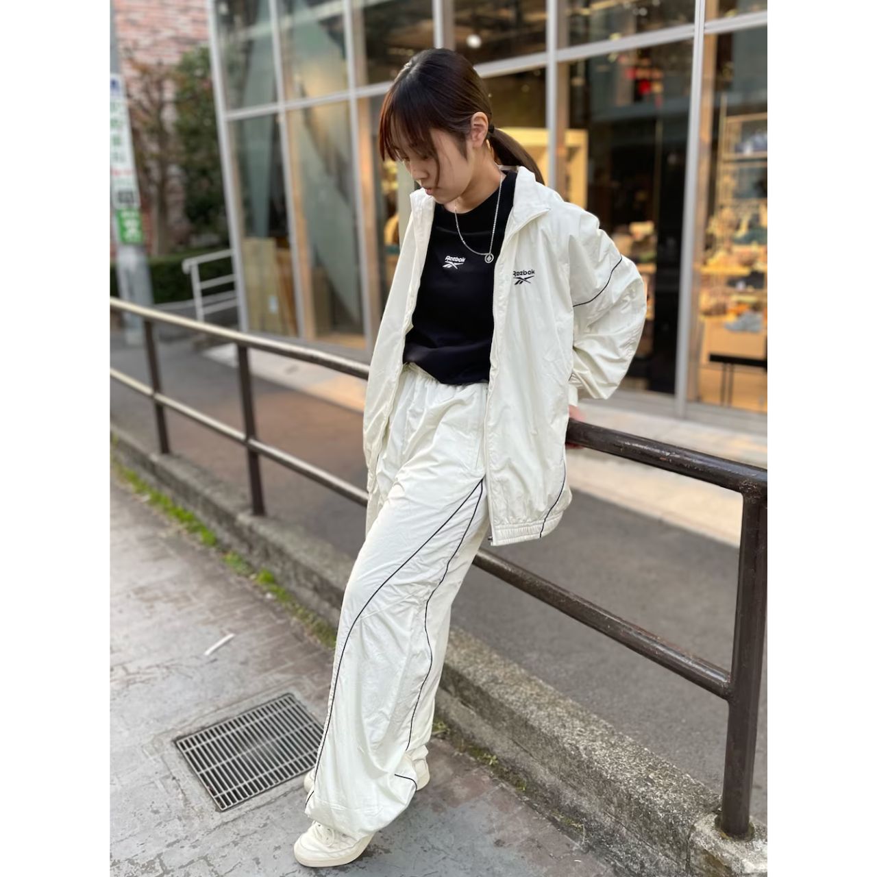 レディースのReebokのTシャツのダサくないおしゃれなコーディネート例