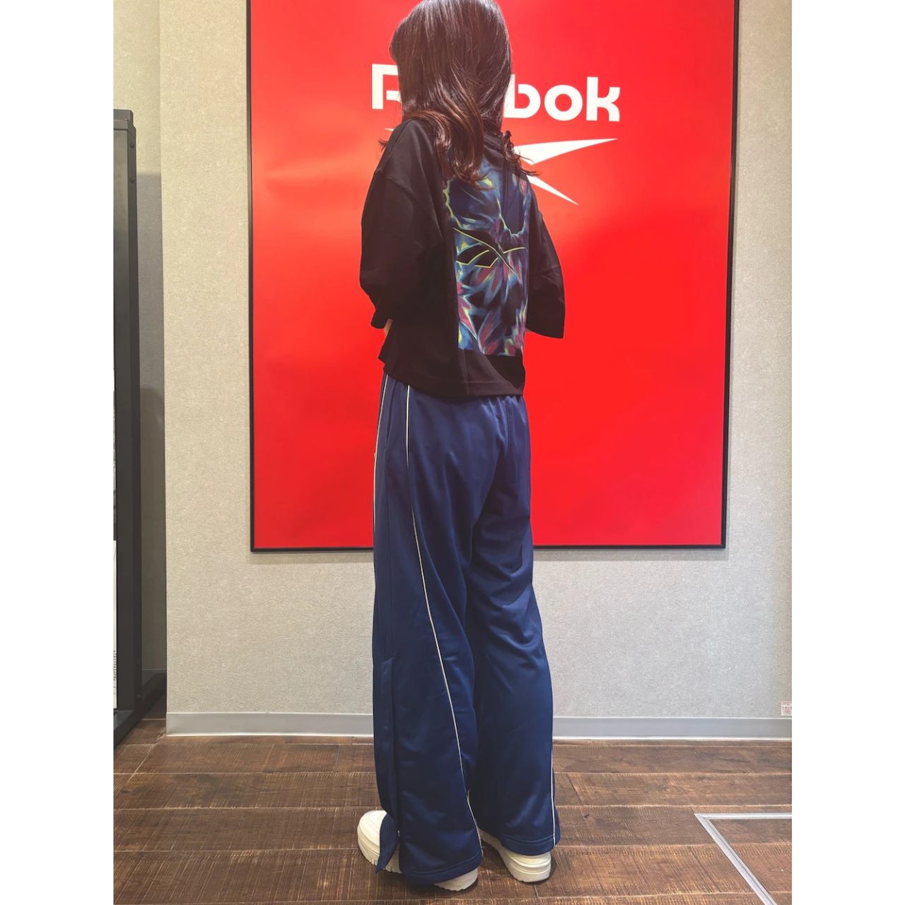 レディースのReebokのTシャツのダサくないおしゃれなコーディネート例