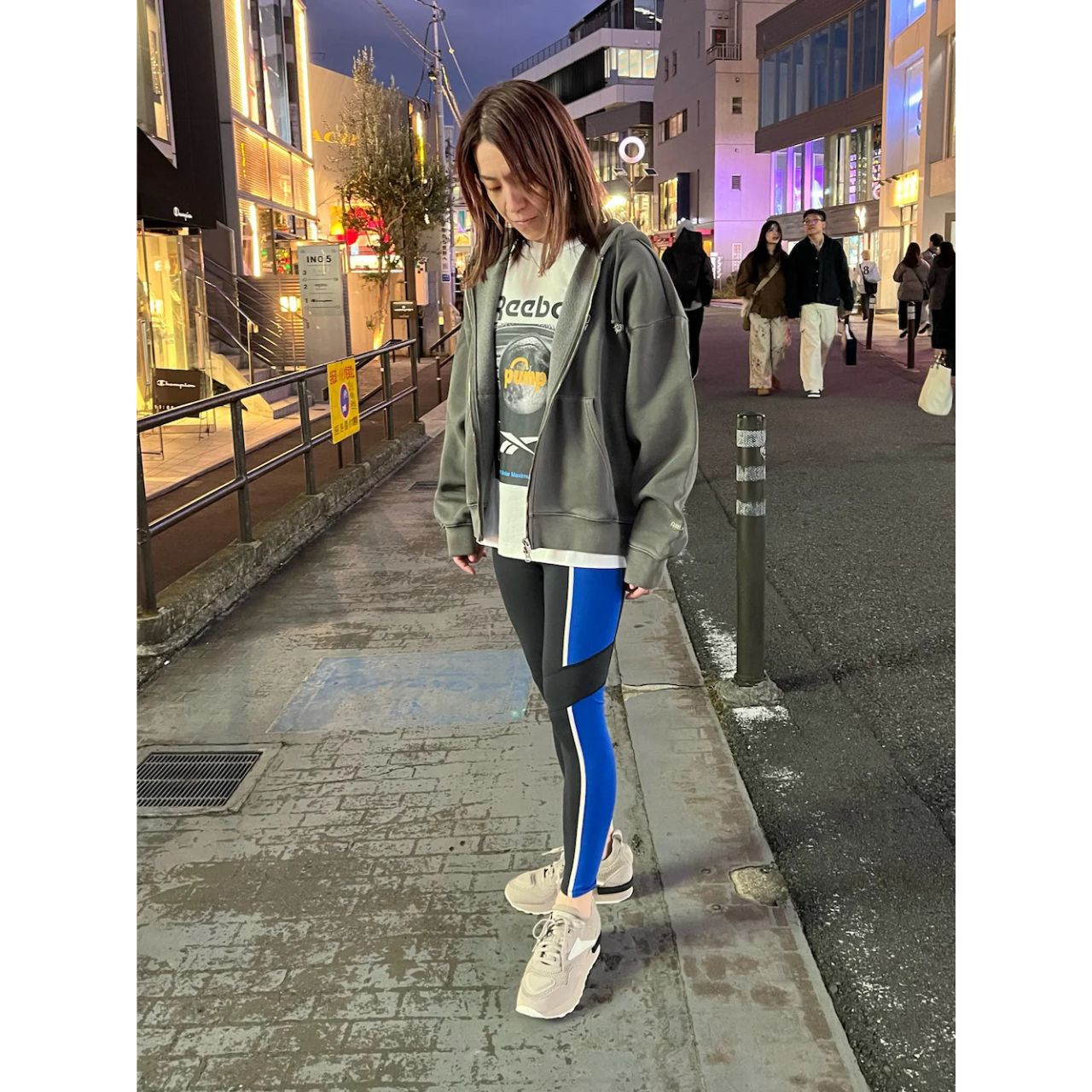 レディースのReebokのTシャツのダサくないおしゃれなコーディネート例