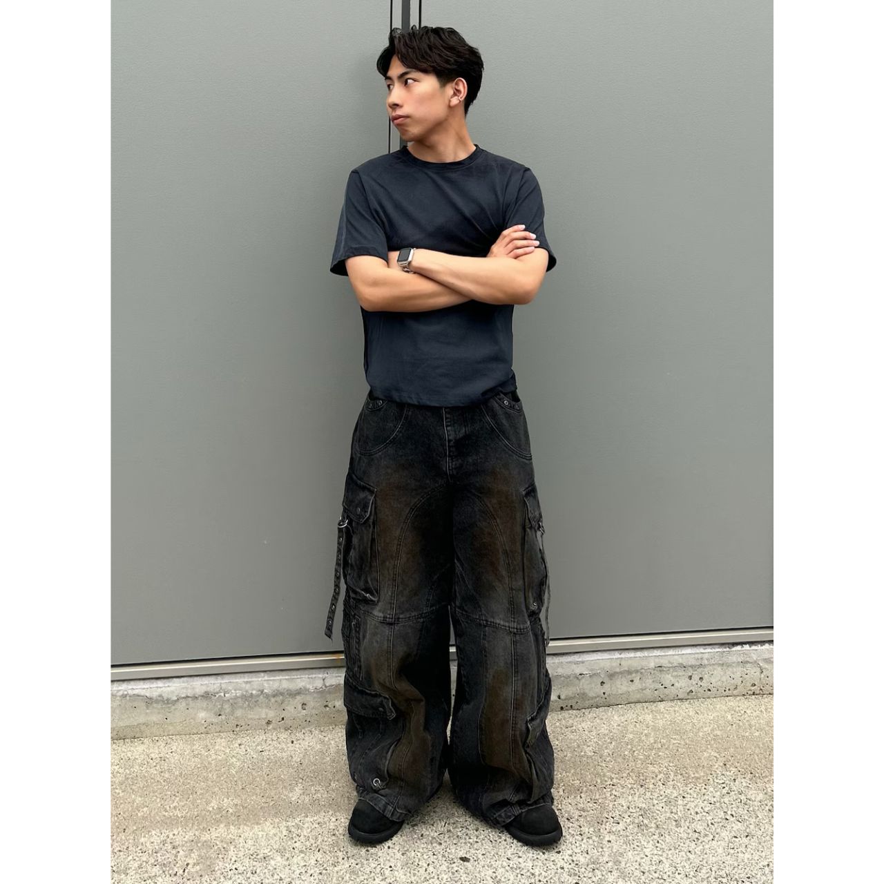メンズのバキバキのジーンズのおしゃれなコーディネート例