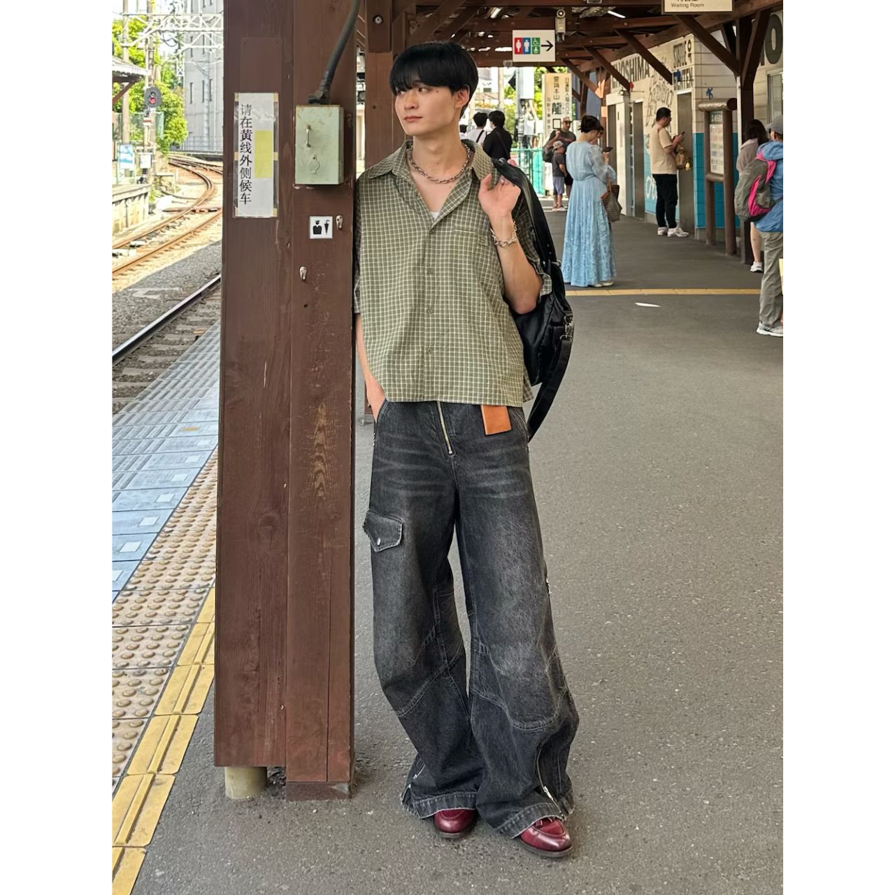メンズのバキバキのジーンズのおしゃれなコーディネート例
