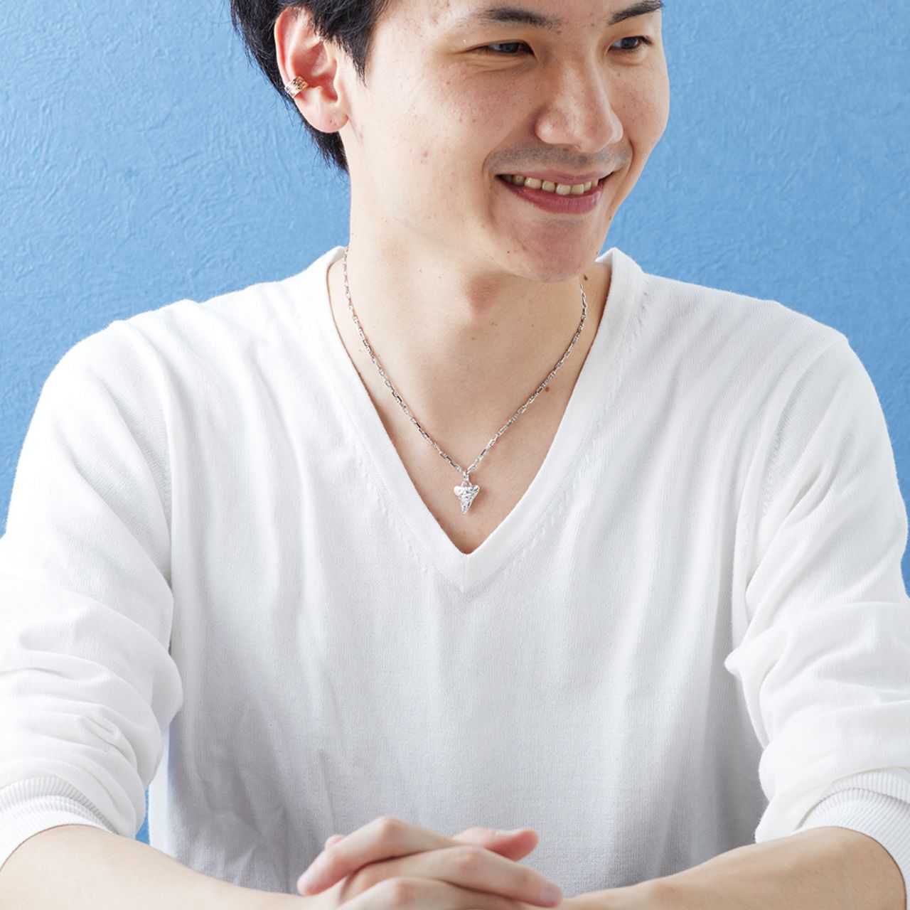 メンズのサメの歯のネックレスのダサくないおしゃれなコーディネート例