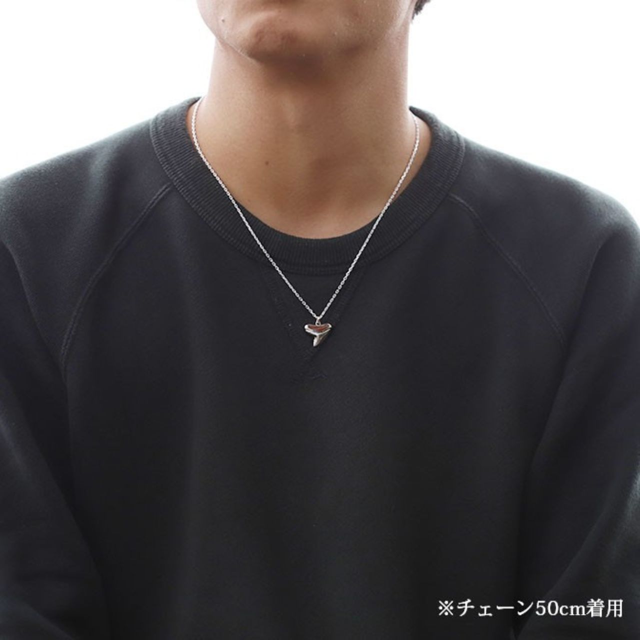 メンズのサメの歯のネックレスのダサくないおしゃれなコーディネート例