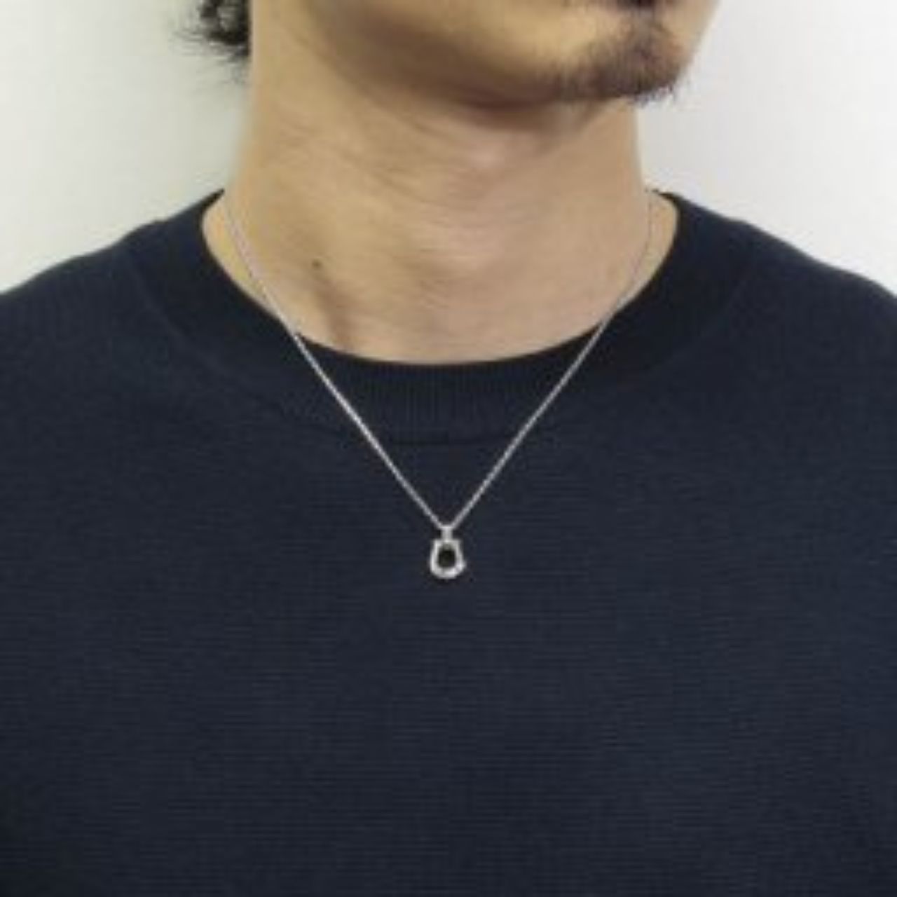 メンズの40代のシルバーアクセサリーのダサくないおしゃれなコーディネート例