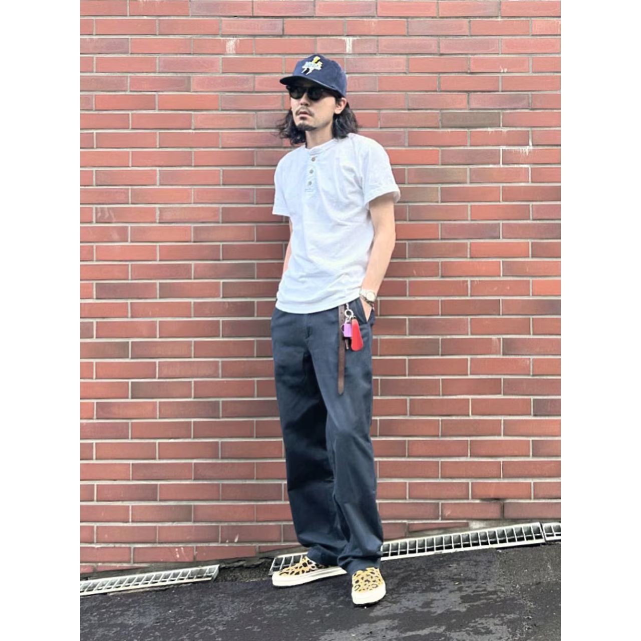 メンズのシルバーの腕時計のダサくないおしゃれなコーディネート例